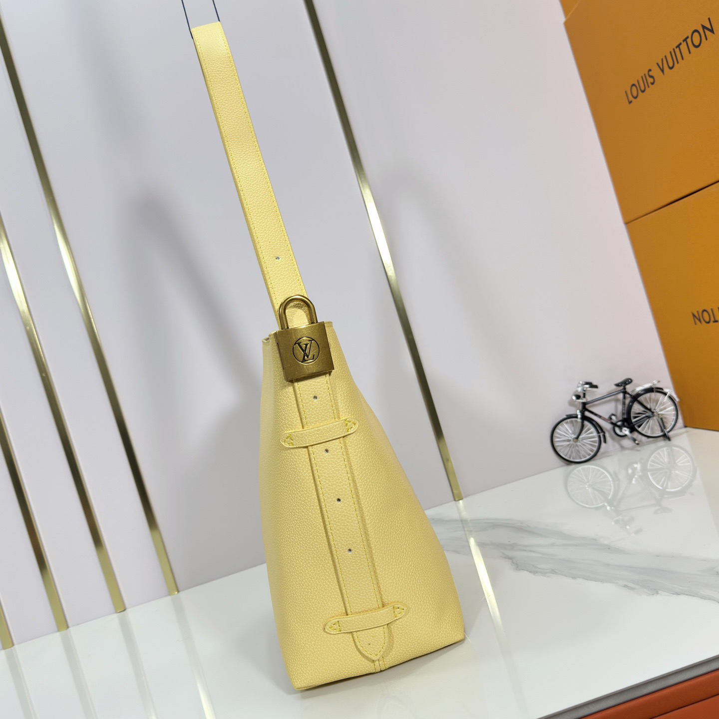 LV High Qualitys Women Shoulder Bags Luxurys The Handbag Is Made Of Smooth Cowhide Leather With Suede Cowhide Lining The Shoulder Strap Can Be Adjusted With A Padlock Buckle Female Hand Bag