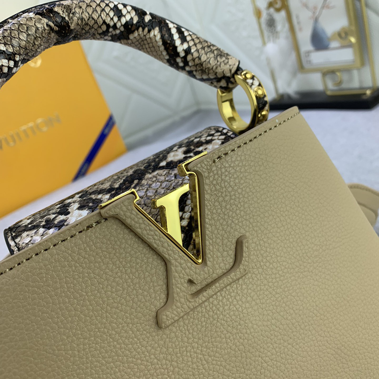 LV High Quality Women Shoulder Bags Luxury Mini Handbag Features A Handle Flip Cover And Lv Logo Wrapped In Elegant Python Leather Whether Carried By Hand Or Using A Detachable Wide Shoulder Strap Female Hand Bag Can Be Worn On The Shoulder Back