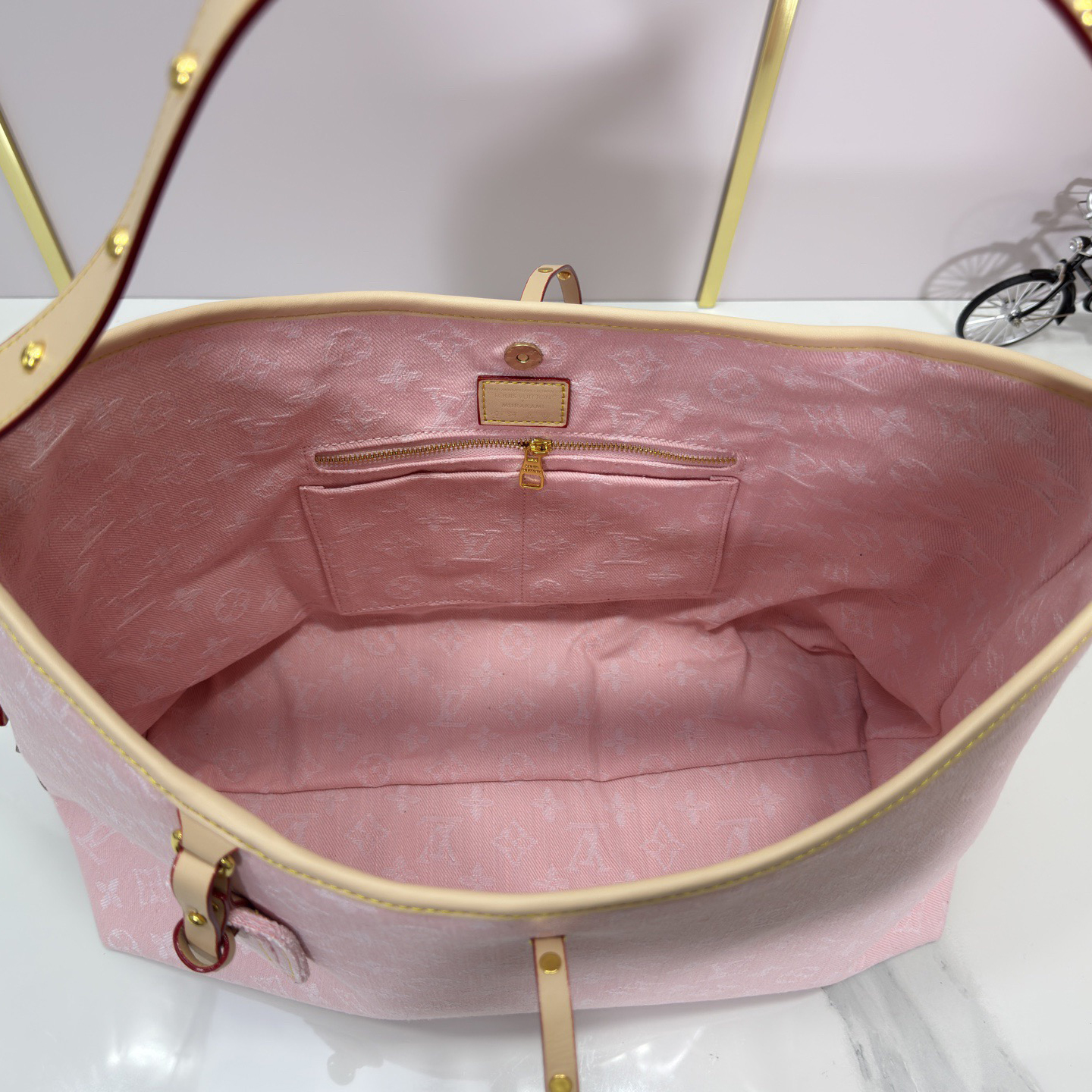 LV High Quality Women Shoulder Bags Luxury Handbags Are Made Of Monogram Canvas And Leather Trim With Zippered Handles The Female Hand Bag Is Secured With Leather Straps