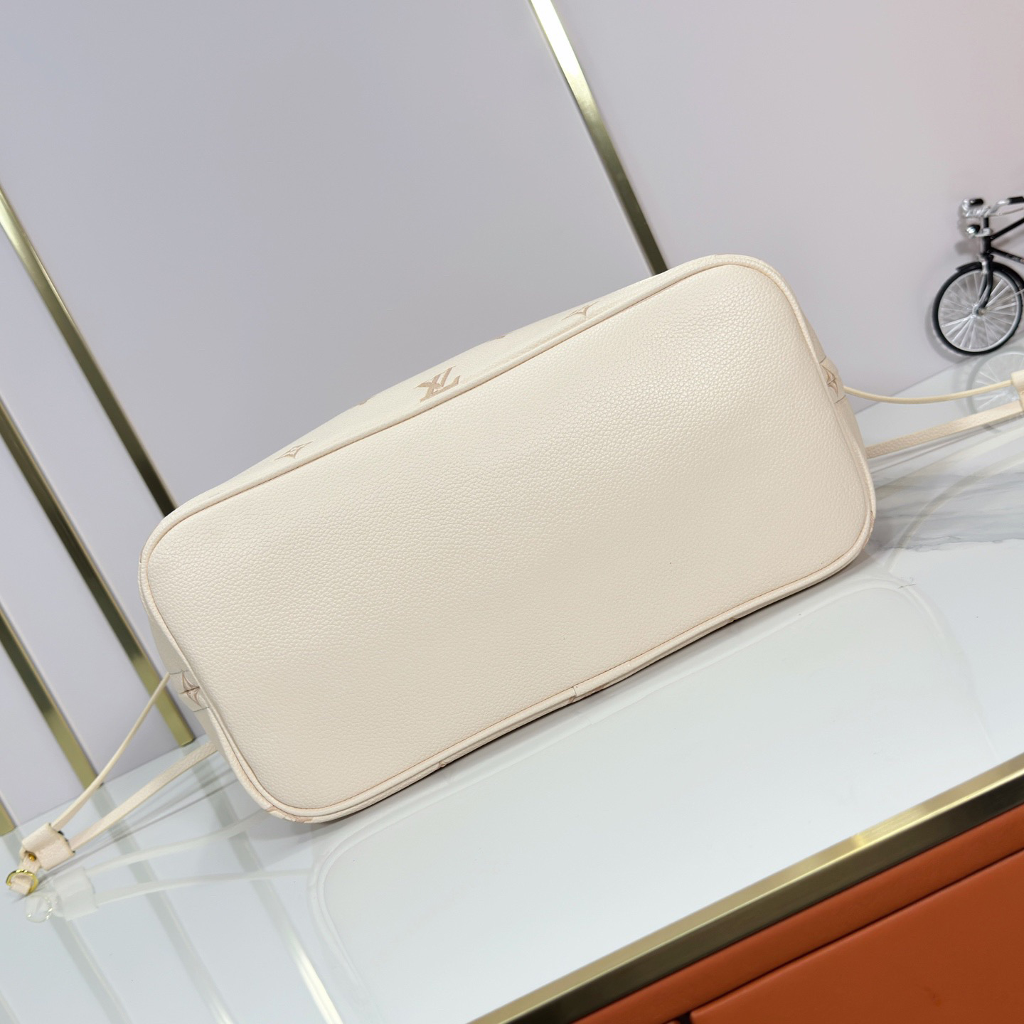 LV Designer Bagss Luxury Bag Classic Handbag The Its Ample Interior Can Accommodate Printed Laptops And Other Office Supplies Fashion Bag High Quality Leather Bag