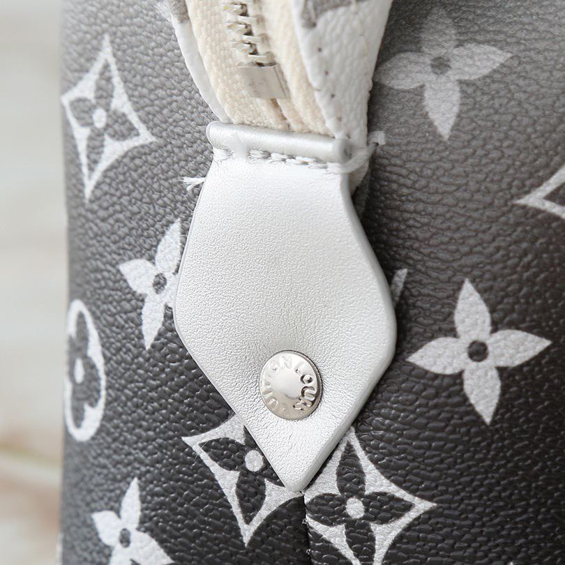 LV High Quality Women's Makeup Bag Luxury Classic Monogram Coated Canvas And Metal Parts With Washable Inner Lining Patch Bag And Zipper Inner Bag Ensure Toiletries Are Organized Female Hand Bag