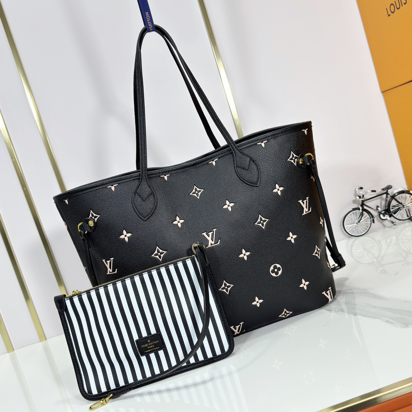 LV Designer Bagss Luxury Bag Classic Handbag The Its Ample Interior Can Accommodate Printed Laptops And Other Office Supplies Fashion Bag High Quality Leather Bag