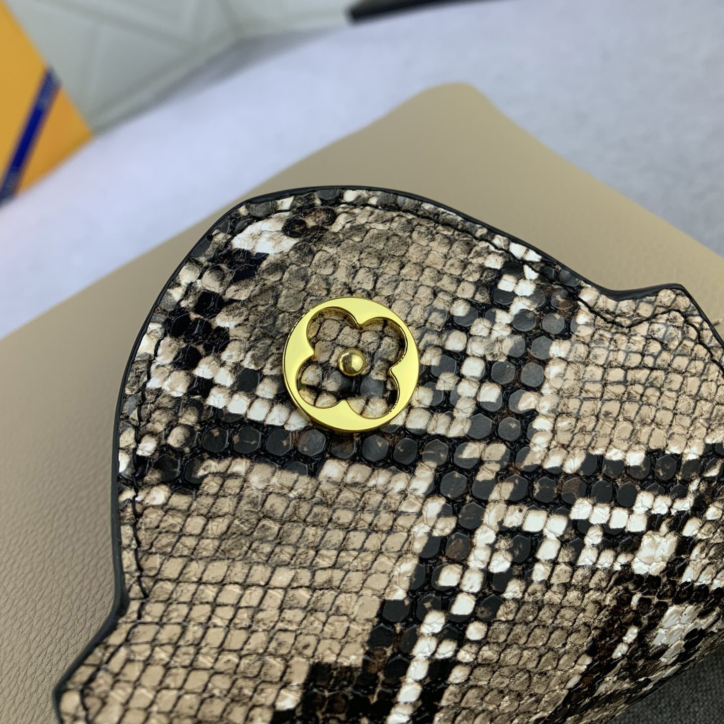 LV High Quality Women Shoulder Bags Luxury Mini Handbag Features A Handle Flip Cover And Lv Logo Wrapped In Elegant Python Leather Whether Carried By Hand Or Using A Detachable Wide Shoulder Strap Female Hand Bag Can Be Worn On The Shoulder Back