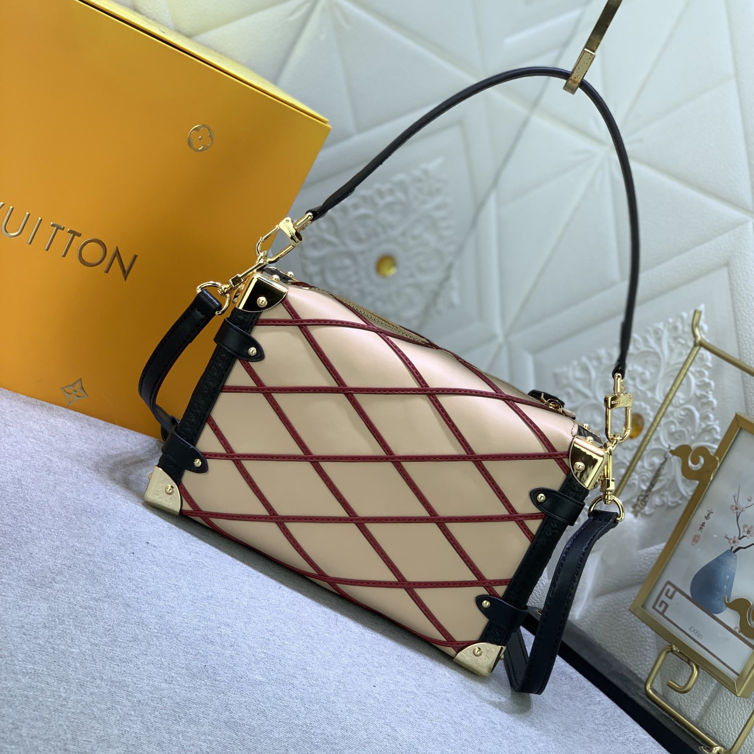 LV High Quality Women Shoulder Bags Luxury Handbag Is Made Of Soft Sheepskin Leather With Contrasting Stitching S-Lock Buckle And Reinforced Corners In A Hard Box Style The Leather Handle And Shoulder Strap Are Both Detachable Female Hand Bag