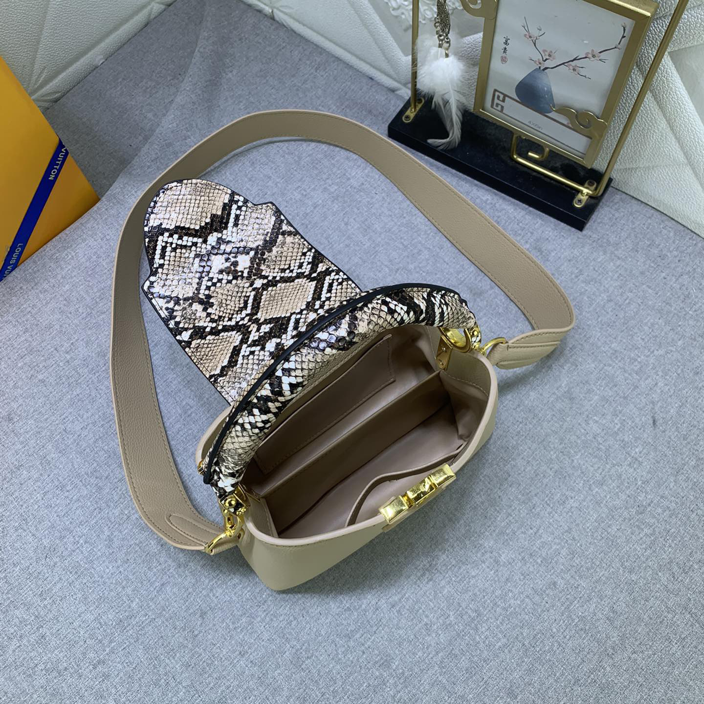 LV High Quality Women Shoulder Bags Luxury Mini Handbag Features A Handle Flip Cover And Lv Logo Wrapped In Elegant Python Leather Whether Carried By Hand Or Using A Detachable Wide Shoulder Strap Female Hand Bag Can Be Worn On The Shoulder Back