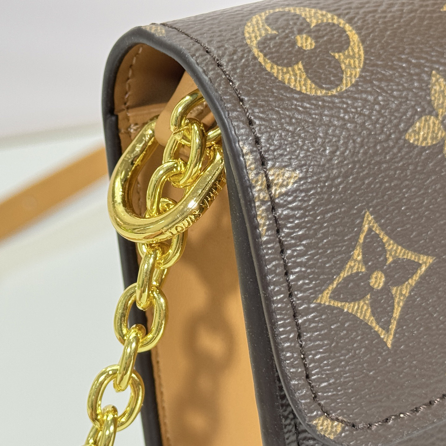 LV High Quality Women Shoulder Bags Luxury Commuter Chain Card Bag Cover Head With Original Lv Letter Hardware Comes With Chain Shoulder Strap Can Be Shouldered Or Crossed Chain Overlapping Can Also Underarm Back Female Hand Bag