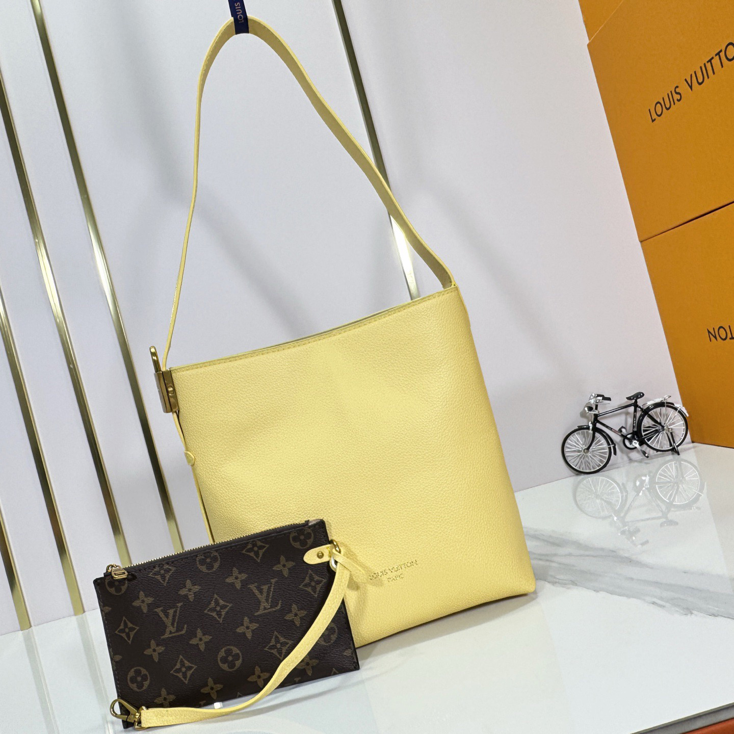 LV High Qualitys Women Shoulder Bags Luxurys The Handbag Is Made Of Smooth Cowhide Leather With Suede Cowhide Lining The Shoulder Strap Can Be Adjusted With A Padlock Buckle Female Hand Bag