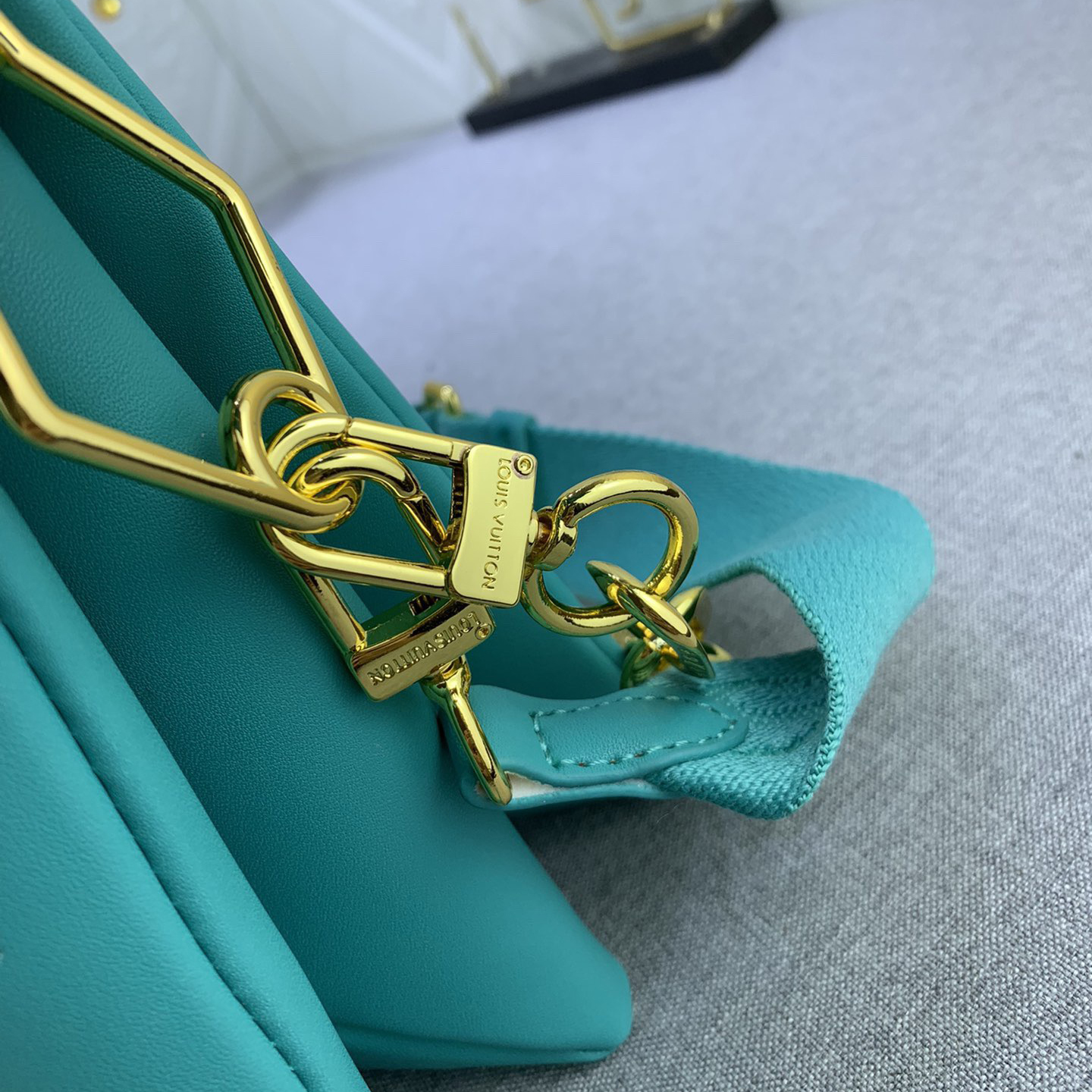 LV High Quality Women Shoulder Bags Luxuries Handbag Monogram Embossed Fluffy Sheepskin Creates A Pillow Configuration Can Be Slung Diagonally With Shoulder Straps Or Carried Under The Armpit With Female Hand Bag