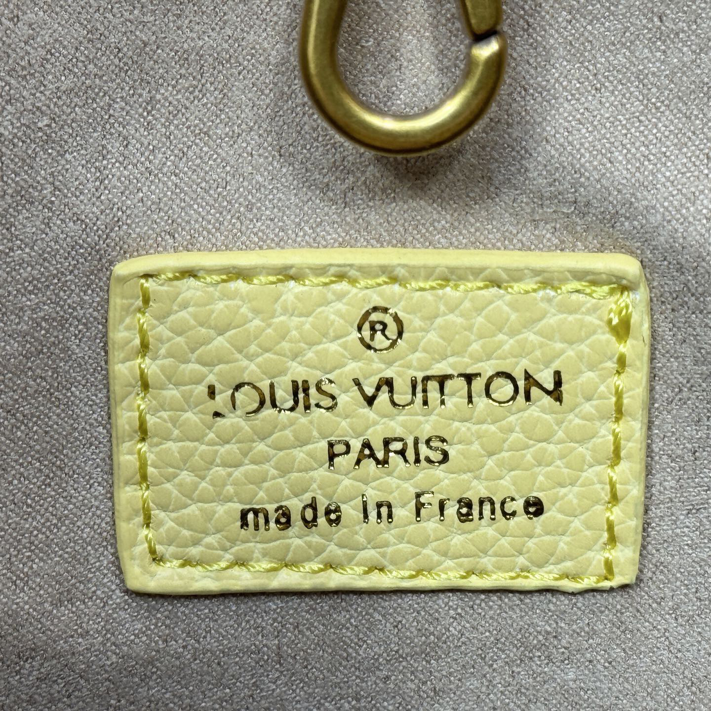 LV High Qualitys Women Shoulder Bags Luxurys The Handbag Is Made Of Smooth Cowhide Leather With Suede Cowhide Lining The Shoulder Strap Can Be Adjusted With A Padlock Buckle Female Hand Bag