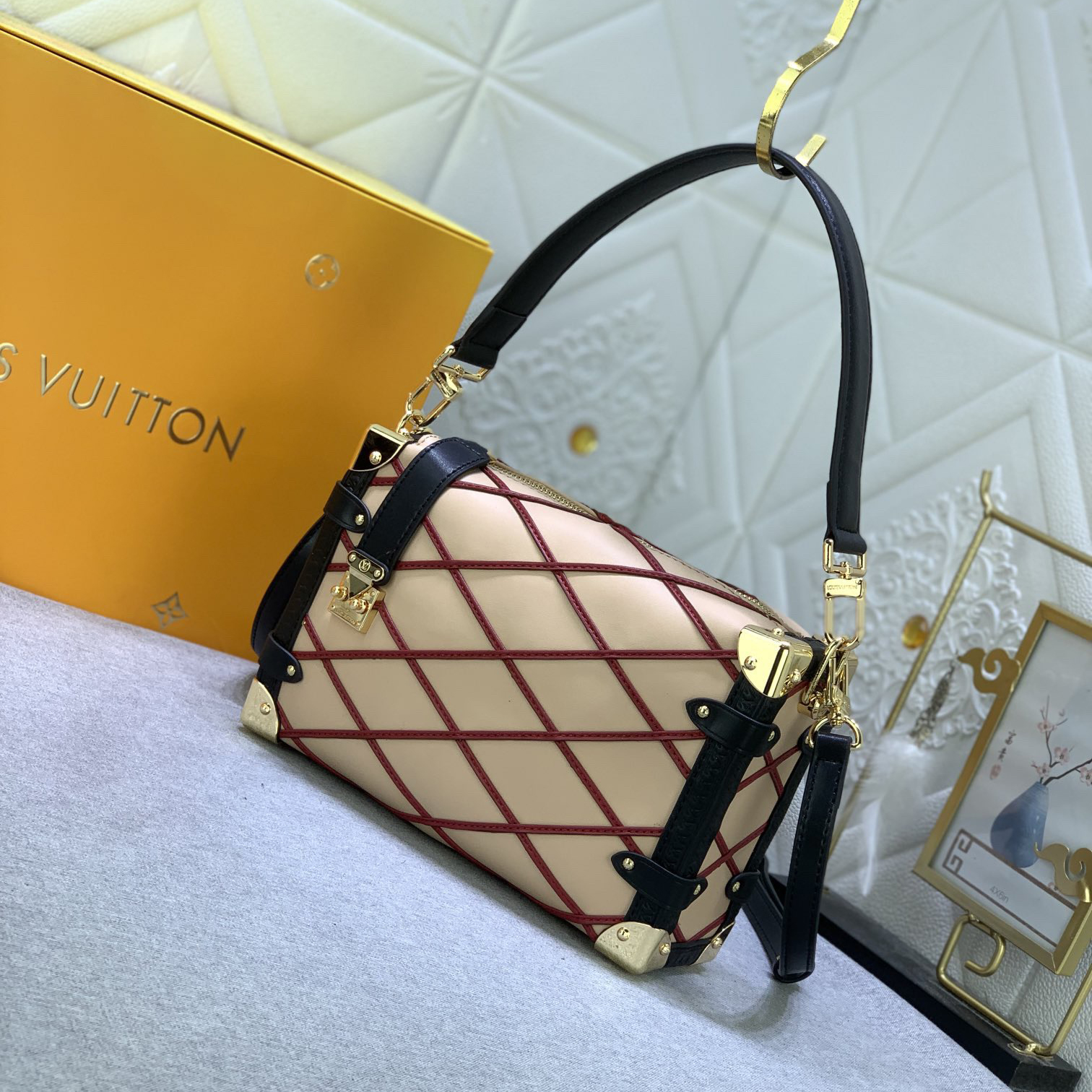 LV High Quality Women Shoulder Bags Luxury Handbag Is Made Of Soft Sheepskin Leather With Contrasting Stitching S-Lock Buckle And Reinforced Corners In A Hard Box Style The Leather Handle And Shoulder Strap Are Both Detachable Female Hand Bag