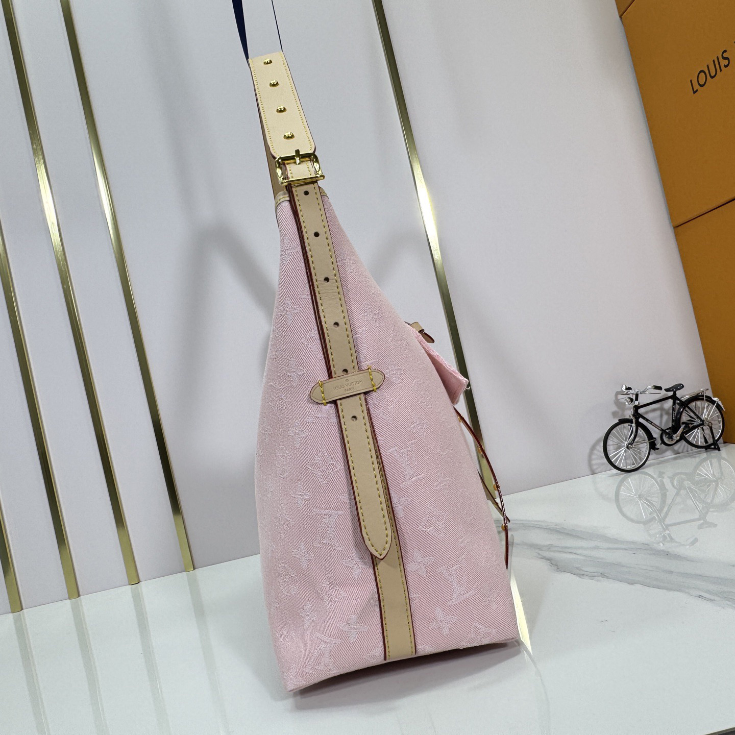 LV High Quality Women Shoulder Bags Luxury Handbags Are Made Of Monogram Canvas And Leather Trim With Zippered Handles The Female Hand Bag Is Secured With Leather Straps