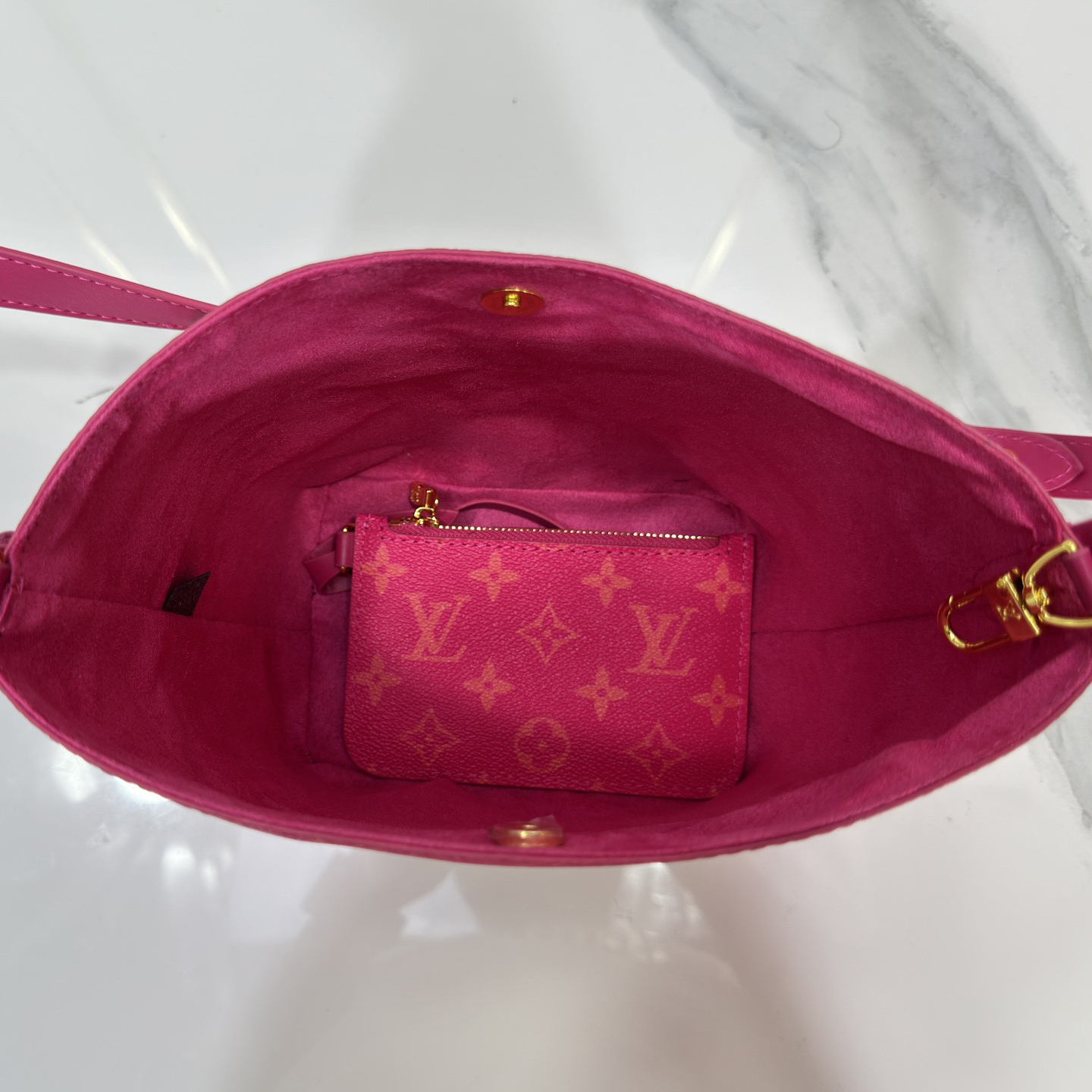 LV High Quality Women Shoulder Bags Handbag With Cowhide Leather And Shiny Metal Adjustable Shoulder Straps Continuing The Brand's Box Making Heritage Leather Shoulder Straps Add Crossbody And Shoulder Back Options Luxury Female Hand Bag