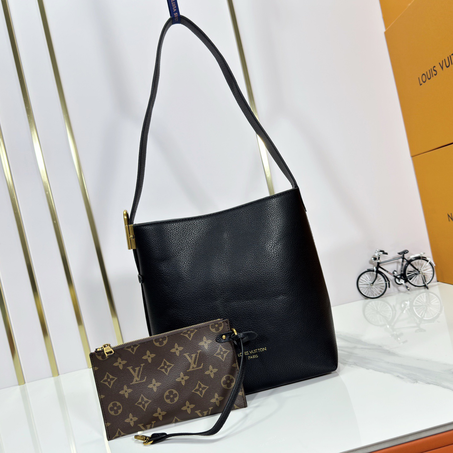 LV High Qualitys Women Shoulder Bags Luxurys The Handbag Is Made Of Smooth Cowhide Leather With Suede Cowhide Lining The Shoulder Strap Can Be Adjusted With A Padlock Buckle Female Hand Bag