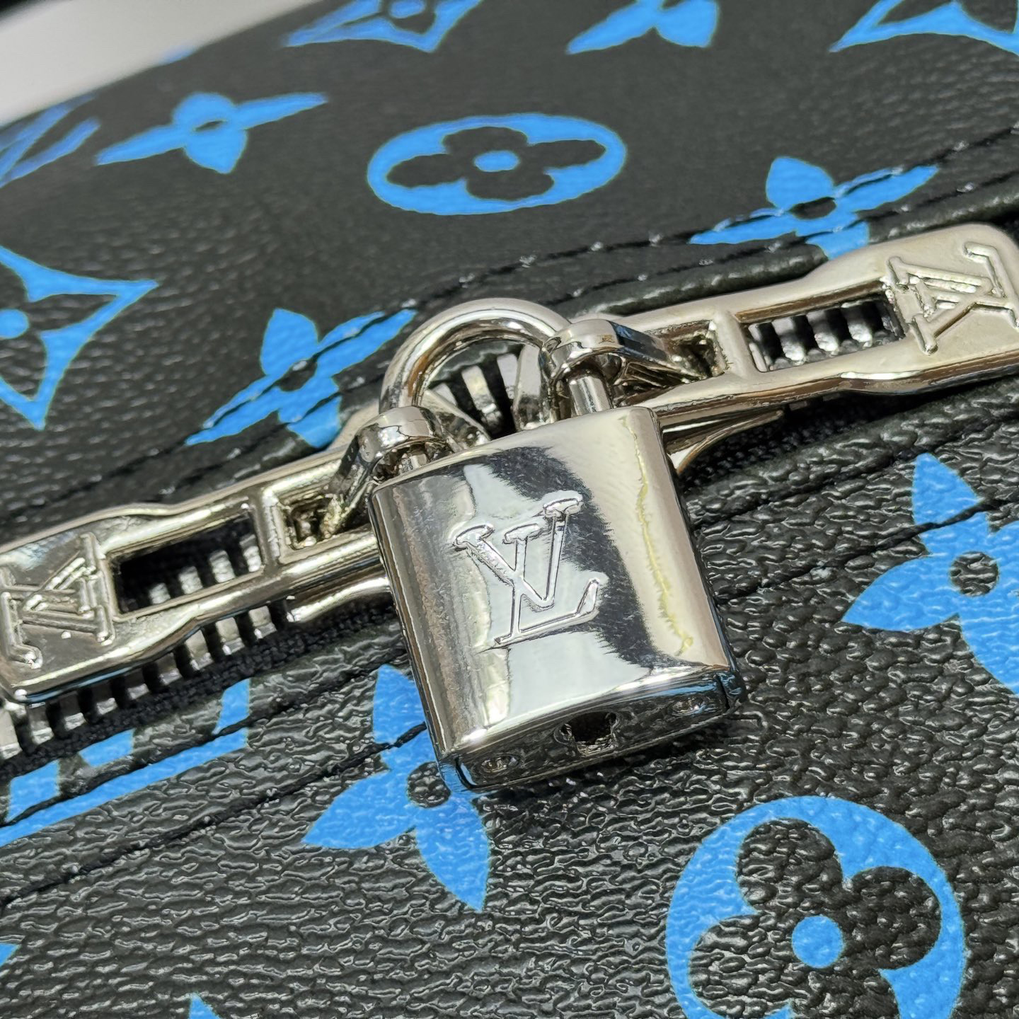 LV High Quality Women Shoulder Bags Luxury Travel Bags Letter Printed Zipper Opening Coating Canvas Leather Edging Spacious Capacity And Adjustable Shoulder Straps Suitable For Work Leisure Or Travel Female Hand Bag