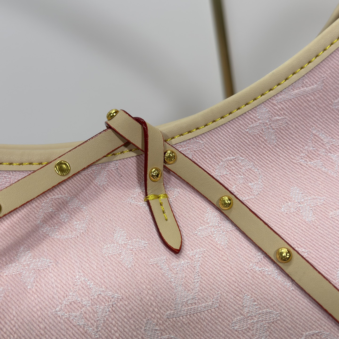 LV High Quality Women Shoulder Bags Luxury Handbags Are Made Of Monogram Canvas And Leather Trim With Zippered Handles The Female Hand Bag Is Secured With Leather Straps