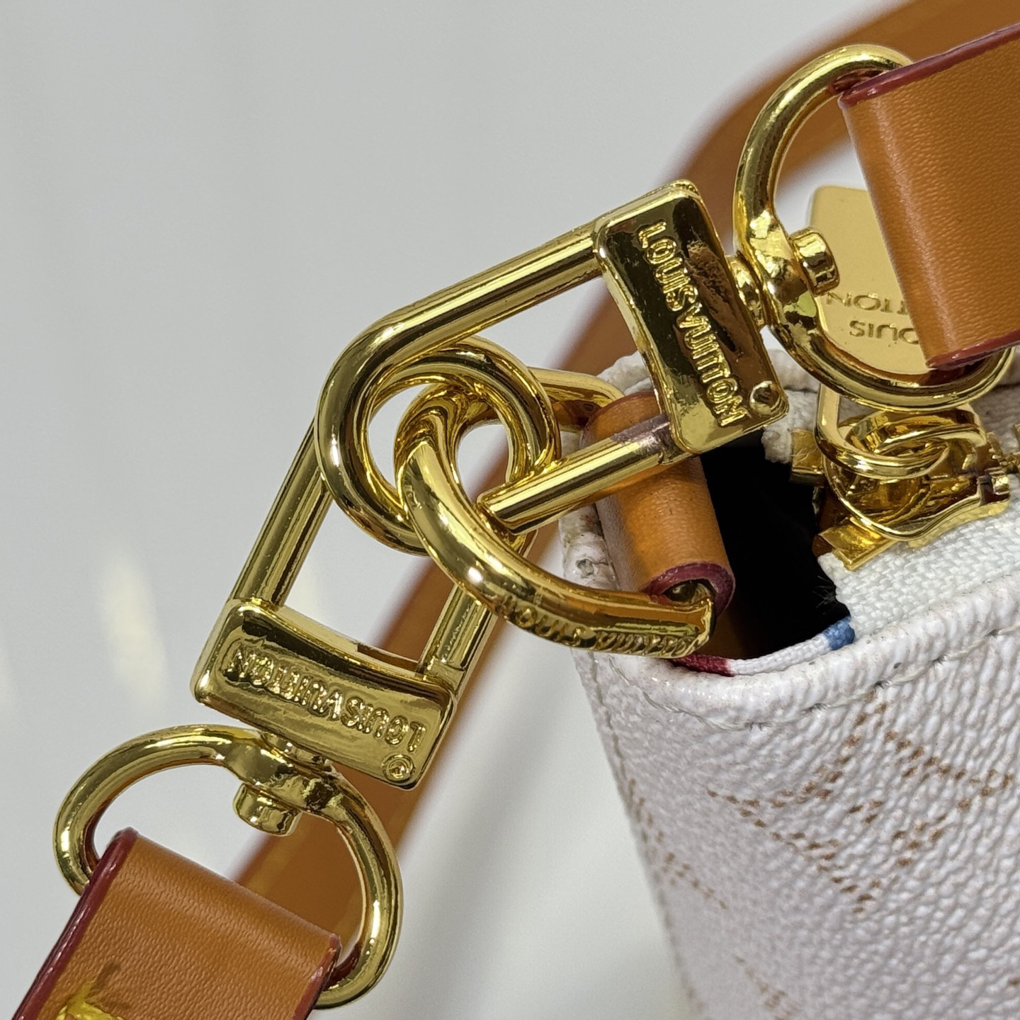 LV High Qualities Women Shoulder Bags Luxuries Leather Trim And Gold Metal Handle Length Can Be Adjusted To The Most Appropriate Length The Bag Has Sufficient Space To Store Mobile Phones Business Card Holders Lipstick And Keys Female Hand Bag