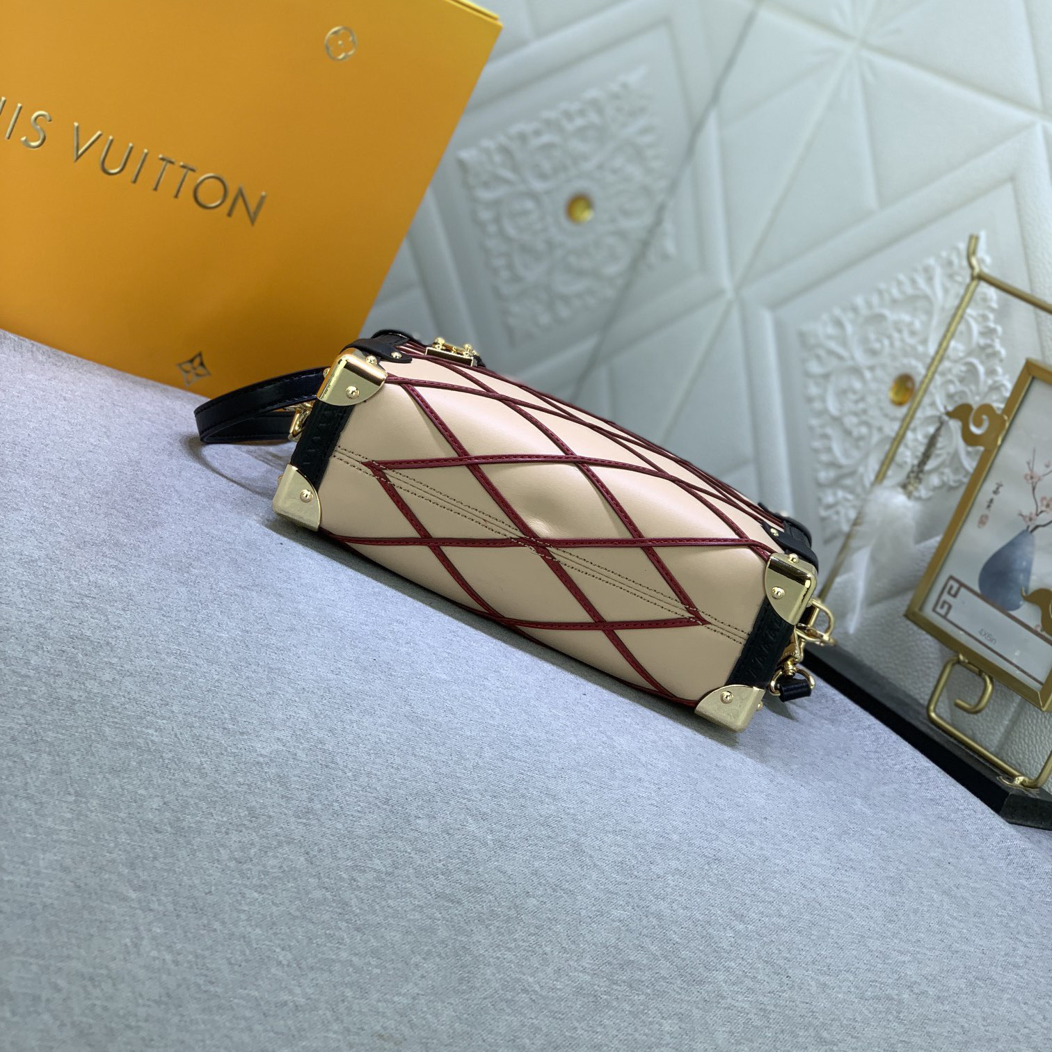 LV High Quality Women Shoulder Bags Luxury Handbag Is Made Of Soft Sheepskin Leather With Contrasting Stitching S-Lock Buckle And Reinforced Corners In A Hard Box Style The Leather Handle And Shoulder Strap Are Both Detachable Female Hand Bag