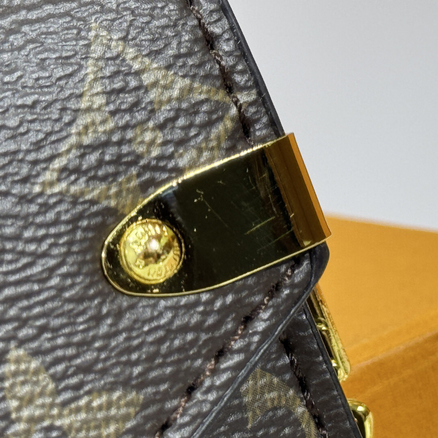 LV High Quality Women Shoulder Bags Luxuries Phone Bag Is Made Of A Piece Of Monogram Canvas Cut Into A Neat Configuration And Tied With A Detachable Chain Instantly Freeing Hands Female Hand Bag