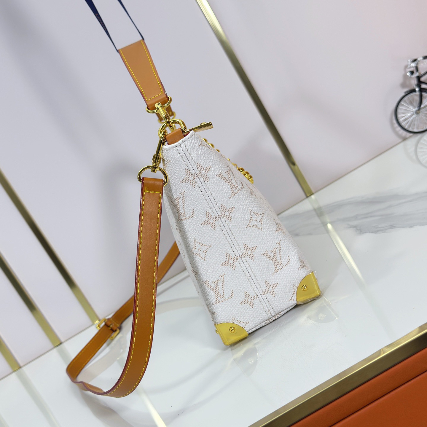 LV High Qualities Women Shoulder Bags Luxuries Leather Trim And Gold Metal Handle Length Can Be Adjusted To The Most Appropriate Length The Bag Has Sufficient Space To Store Mobile Phones Business Card Holders Lipstick And Keys Female Hand Bag