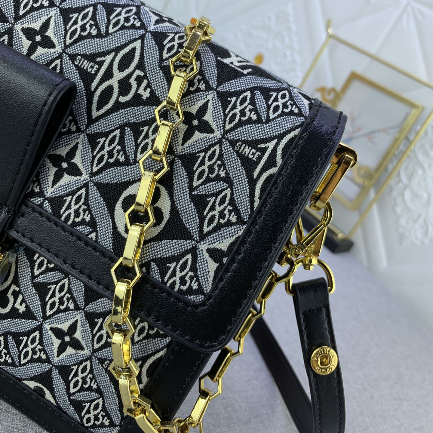 LV High Quality Women Shoulder Bags Luxuries Handbag Is Made Of Brand New Jacquard Fabric Inner Compartment And Detachable Shoulder Straps For Easy Carrying Of Female Hand Bags On Daily Occasions