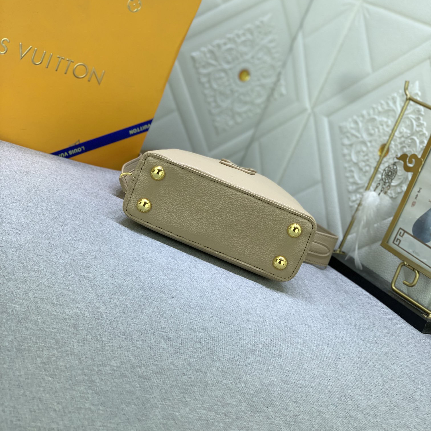 LV High Quality Women Shoulder Bags Luxury Mini Handbag Features A Handle Flip Cover And Lv Logo Wrapped In Elegant Python Leather Whether Carried By Hand Or Using A Detachable Wide Shoulder Strap Female Hand Bag Can Be Worn On The Shoulder Back