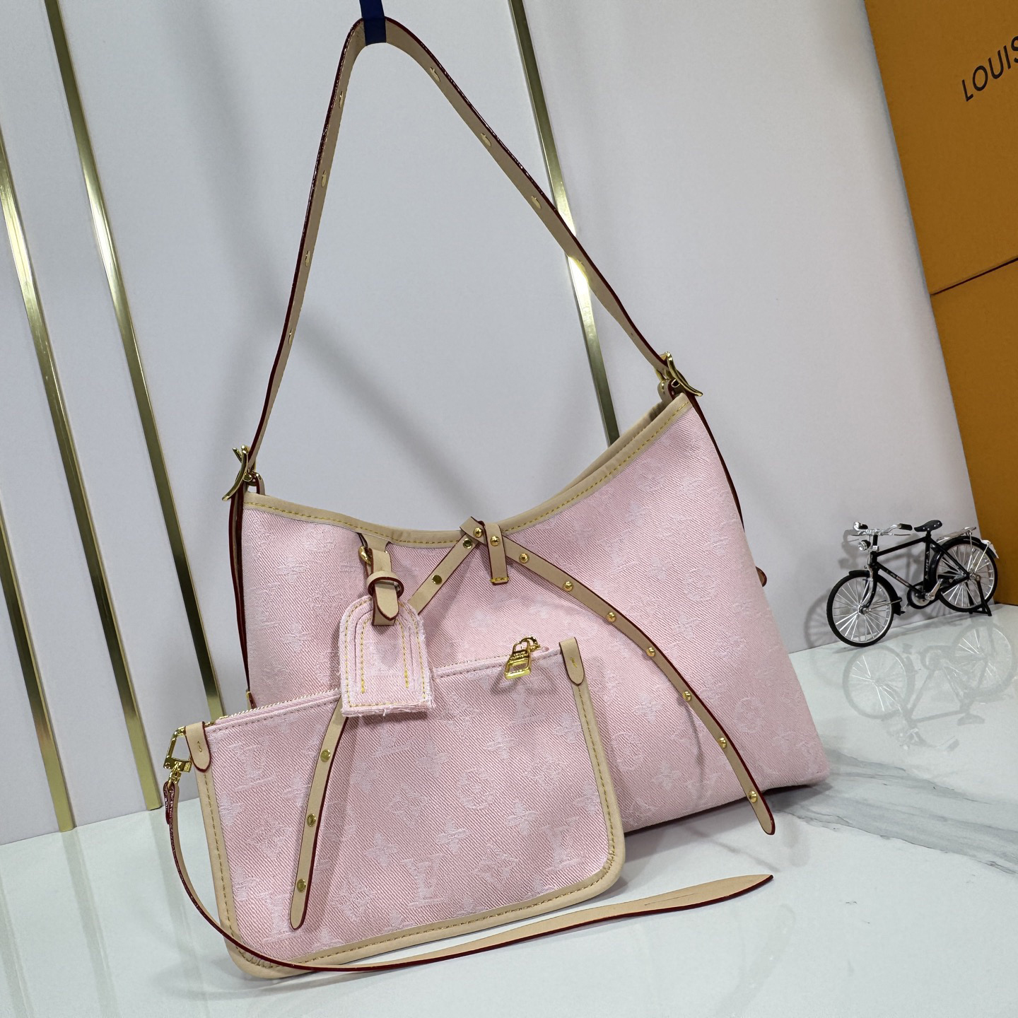 LV High Quality Women Shoulder Bags Luxury Handbags Are Made Of Monogram Canvas And Leather Trim With Zippered Handles The Female Hand Bag Is Secured With Leather Straps