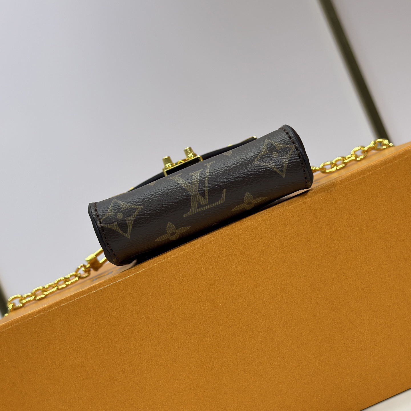 LV High Quality Women Shoulder Bags Luxuries Phone Bag Is Made Of A Piece Of Monogram Canvas Cut Into A Neat Configuration And Tied With A Detachable Chain Instantly Freeing Hands Female Hand Bag