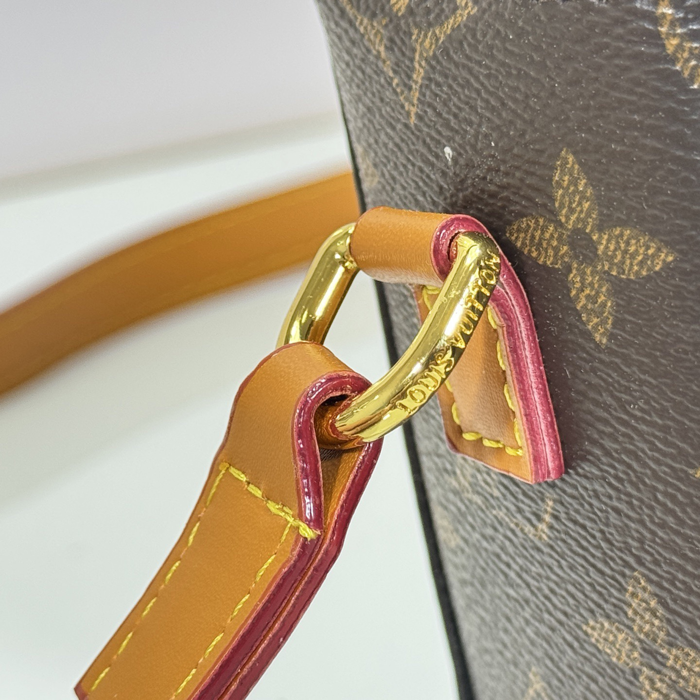 LV High Quality Women Shoulder Bags Luxury Mini Handbag Is Made Of Monogram Canvas Paired With Distressed Cowhide Trim And Eye-Catching Metal Pieces. The Adjustable Shoulder Strap Enables Shoulder And Crossbody Female Hand Bag