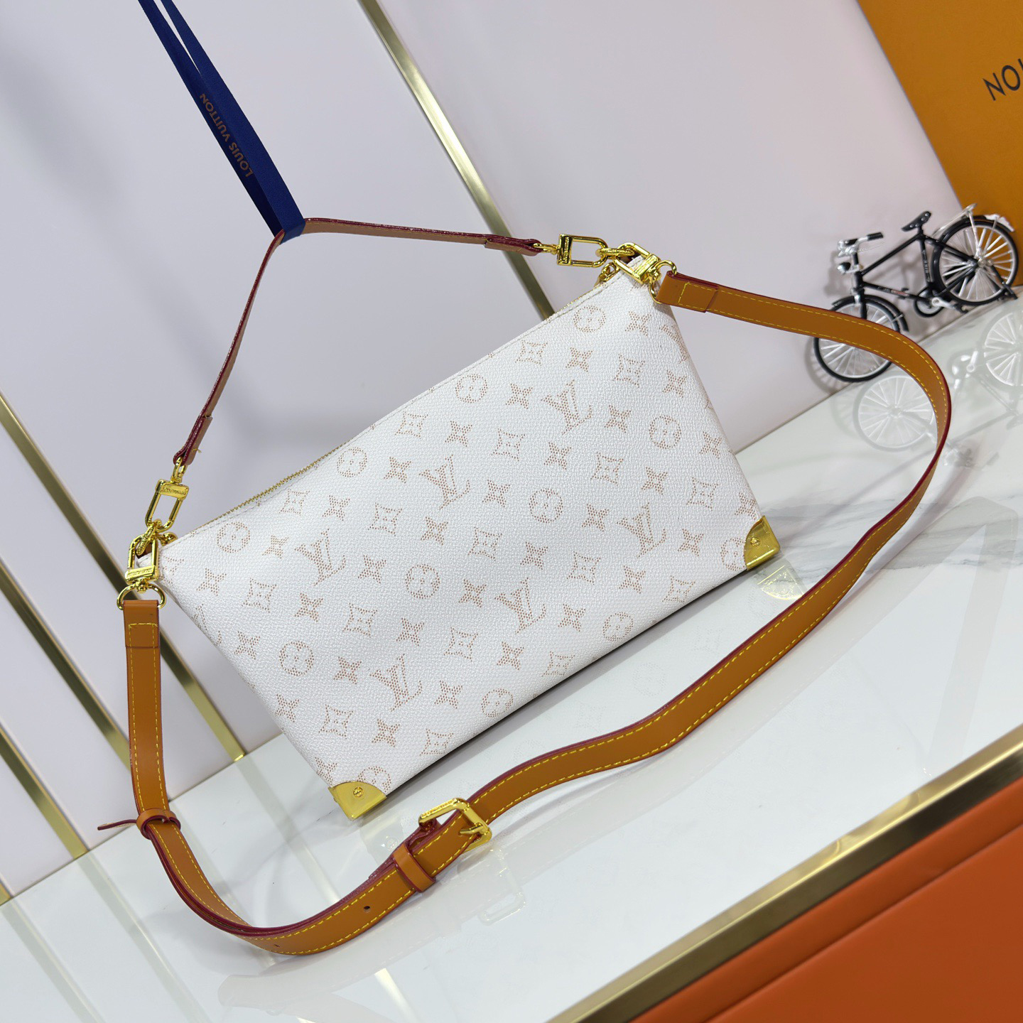 LV High Qualities Women Shoulder Bags Luxuries Leather Trim And Gold Metal Handle Length Can Be Adjusted To The Most Appropriate Length The Bag Has Sufficient Space To Store Mobile Phones Business Card Holders Lipstick And Keys Female Hand Bag