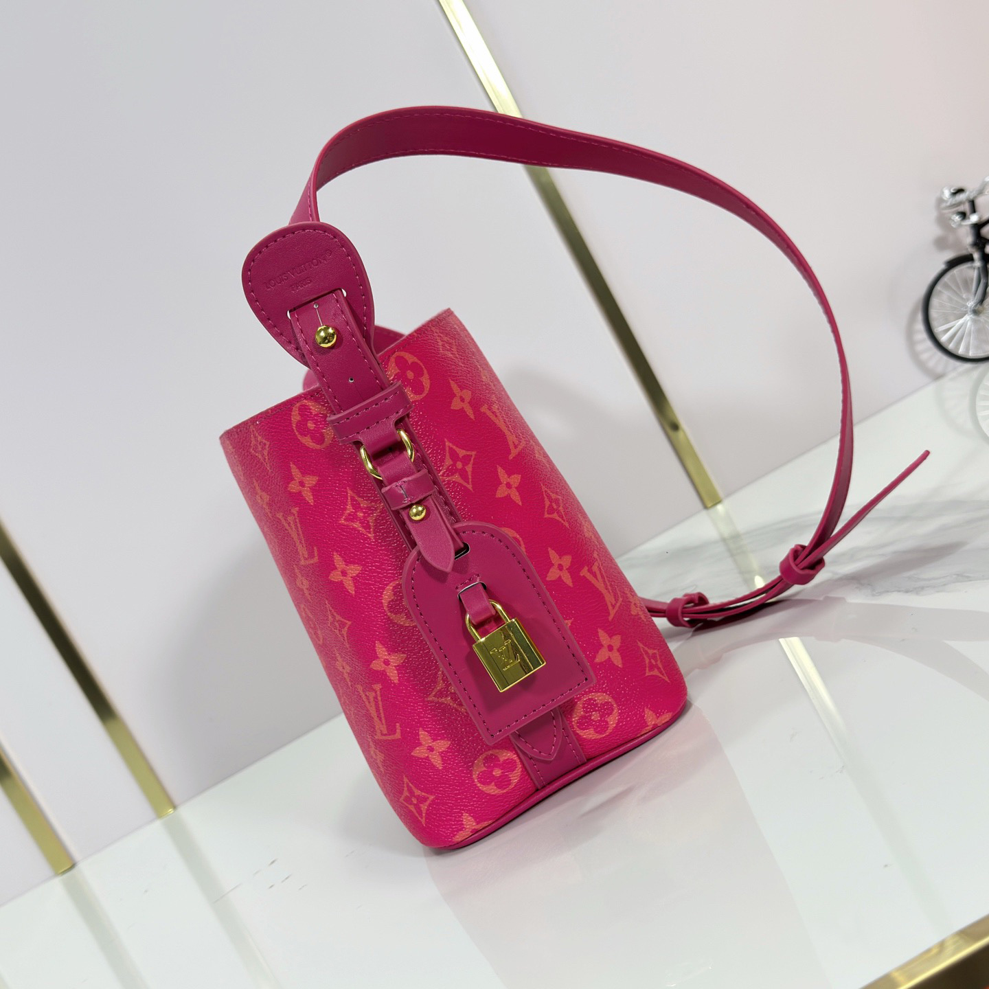 LV High Quality Women Shoulder Bags Handbag With Cowhide Leather And Shiny Metal Adjustable Shoulder Straps Continuing The Brand's Box Making Heritage Leather Shoulder Straps Add Crossbody And Shoulder Back Options Luxury Female Hand Bag