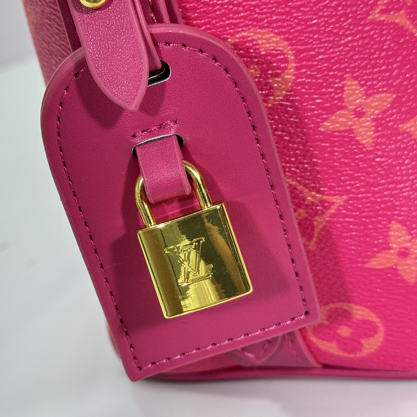 LV High Quality Women Shoulder Bags Handbag With Cowhide Leather And Shiny Metal Adjustable Shoulder Straps Continuing The Brand's Box Making Heritage Leather Shoulder Straps Add Crossbody And Shoulder Back Options Luxury Female Hand Bag