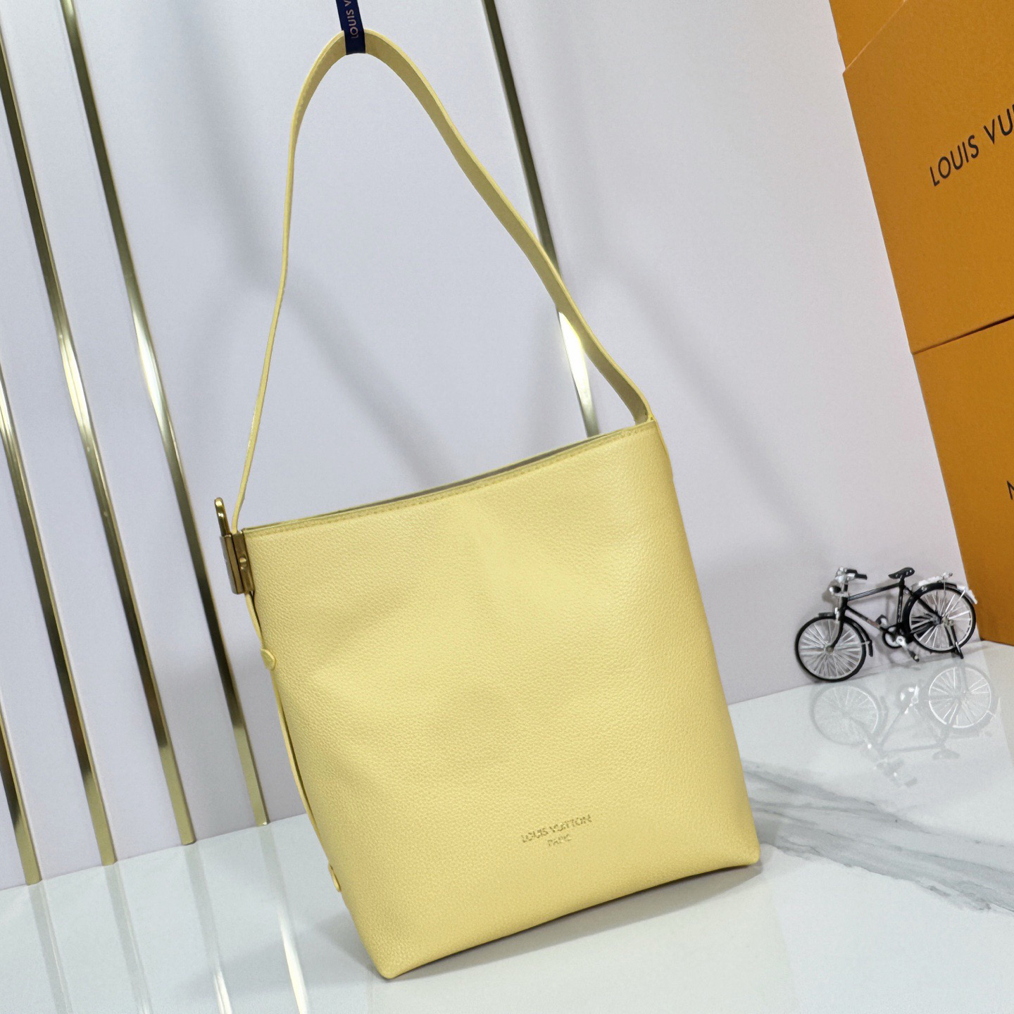 LV High Qualitys Women Shoulder Bags Luxurys The Handbag Is Made Of Smooth Cowhide Leather With Suede Cowhide Lining The Shoulder Strap Can Be Adjusted With A Padlock Buckle Female Hand Bag