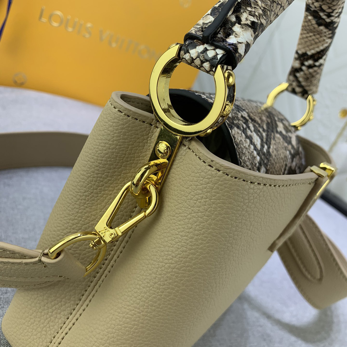 LV High Quality Women Shoulder Bags Luxury Mini Handbag Features A Handle Flip Cover And Lv Logo Wrapped In Elegant Python Leather Whether Carried By Hand Or Using A Detachable Wide Shoulder Strap Female Hand Bag Can Be Worn On The Shoulder Back