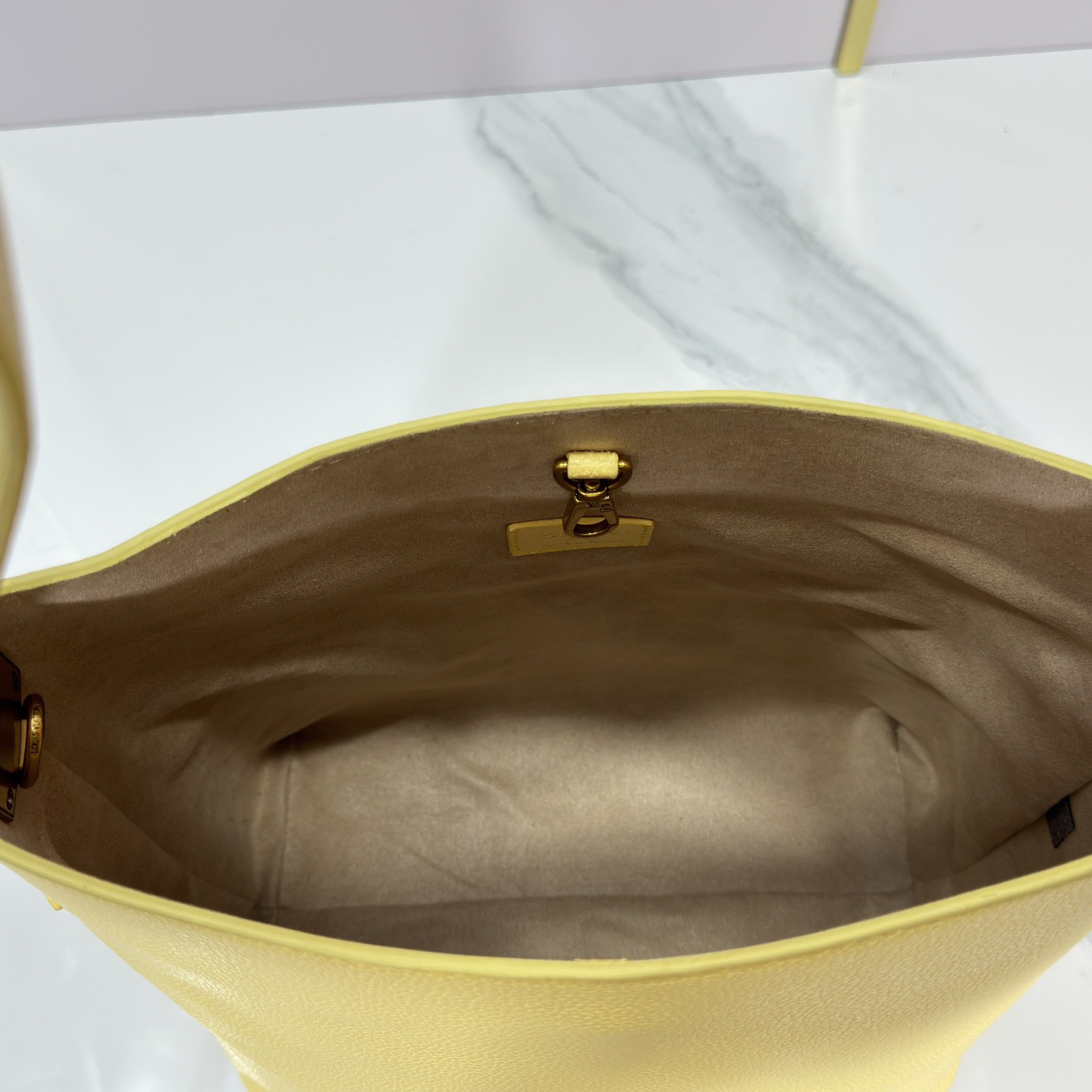 LV High Qualitys Women Shoulder Bags Luxurys The Handbag Is Made Of Smooth Cowhide Leather With Suede Cowhide Lining The Shoulder Strap Can Be Adjusted With A Padlock Buckle Female Hand Bag