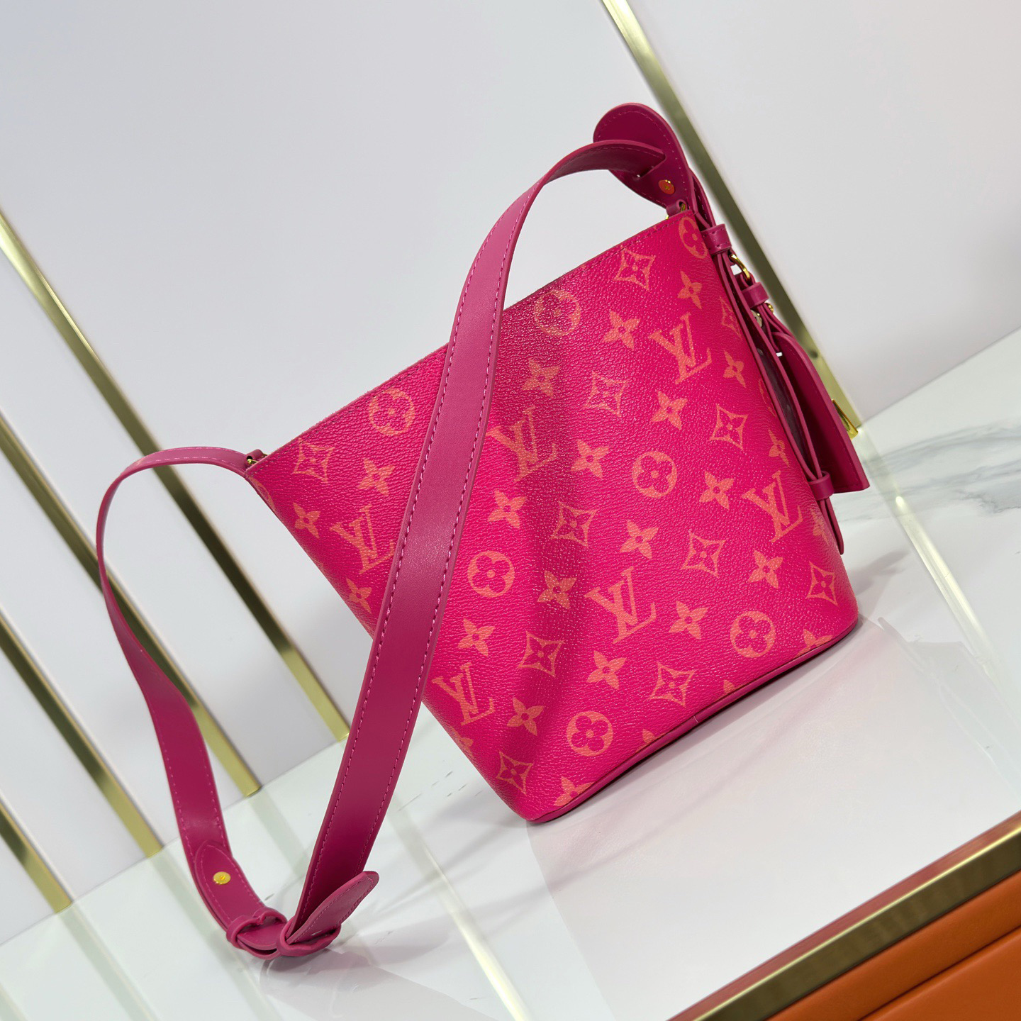 LV High Quality Women Shoulder Bags Handbag With Cowhide Leather And Shiny Metal Adjustable Shoulder Straps Continuing The Brand's Box Making Heritage Leather Shoulder Straps Add Crossbody And Shoulder Back Options Luxury Female Hand Bag