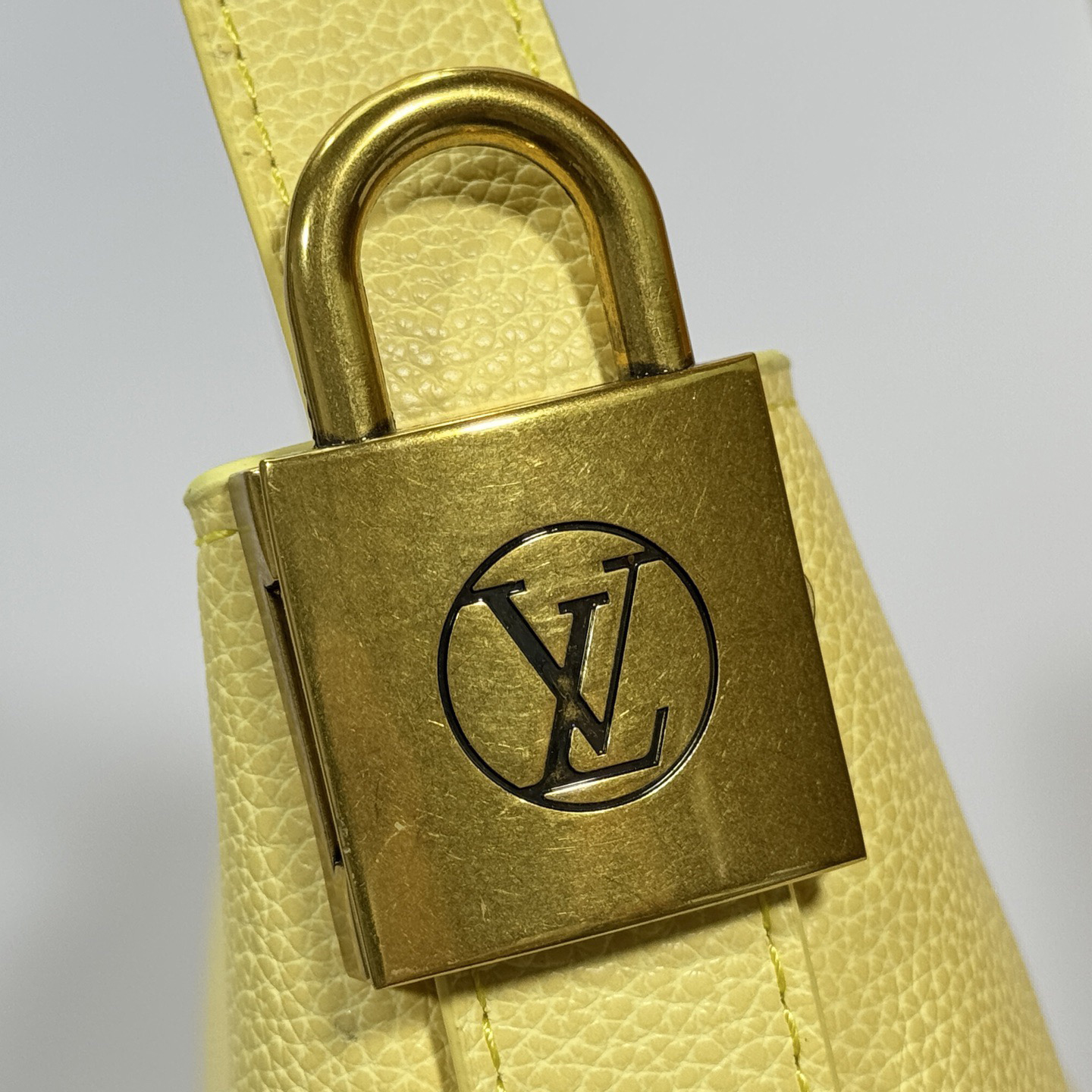 LV High Qualitys Women Shoulder Bags Luxurys The Handbag Is Made Of Smooth Cowhide Leather With Suede Cowhide Lining The Shoulder Strap Can Be Adjusted With A Padlock Buckle Female Hand Bag