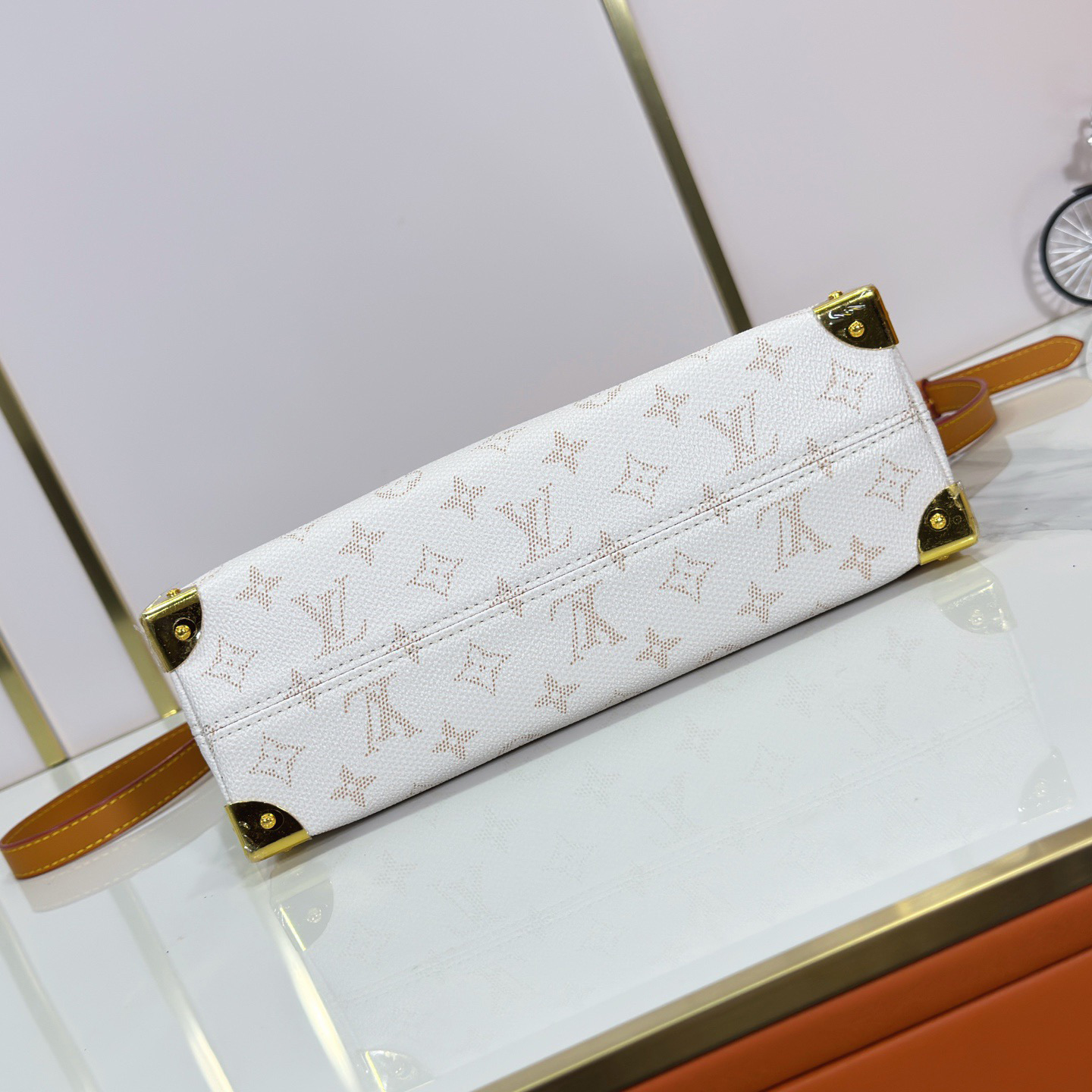 LV High Qualities Women Shoulder Bags Luxuries Leather Trim And Gold Metal Handle Length Can Be Adjusted To The Most Appropriate Length The Bag Has Sufficient Space To Store Mobile Phones Business Card Holders Lipstick And Keys Female Hand Bag