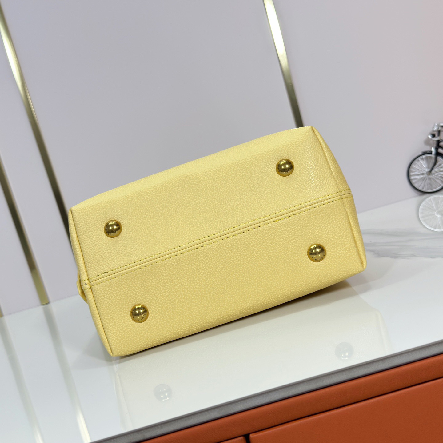 LV High Qualitys Women Shoulder Bags Luxurys The Handbag Is Made Of Smooth Cowhide Leather With Suede Cowhide Lining The Shoulder Strap Can Be Adjusted With A Padlock Buckle Female Hand Bag