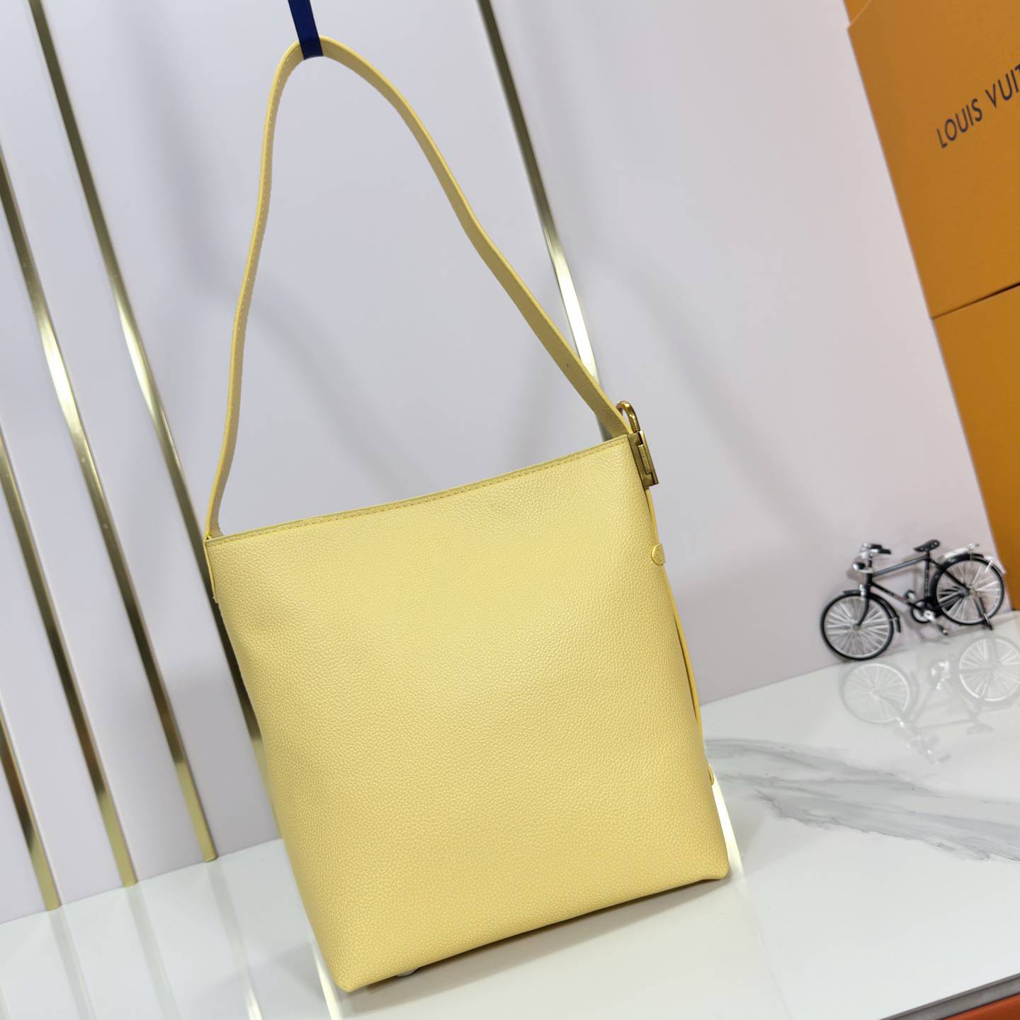 LV High Qualitys Women Shoulder Bags Luxurys The Handbag Is Made Of Smooth Cowhide Leather With Suede Cowhide Lining The Shoulder Strap Can Be Adjusted With A Padlock Buckle Female Hand Bag