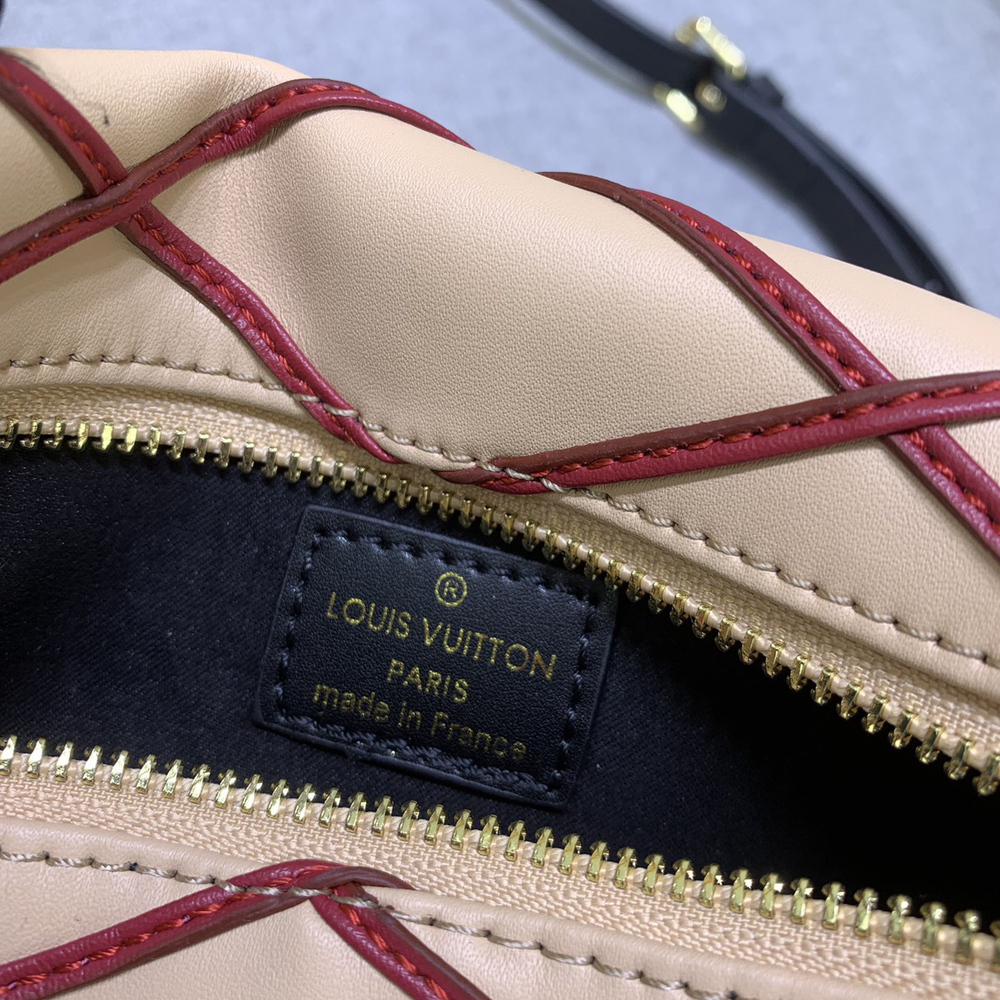 LV High Quality Women Shoulder Bags Luxury Handbag Is Made Of Soft Sheepskin Leather With Contrasting Stitching S-Lock Buckle And Reinforced Corners In A Hard Box Style The Leather Handle And Shoulder Strap Are Both Detachable Female Hand Bag