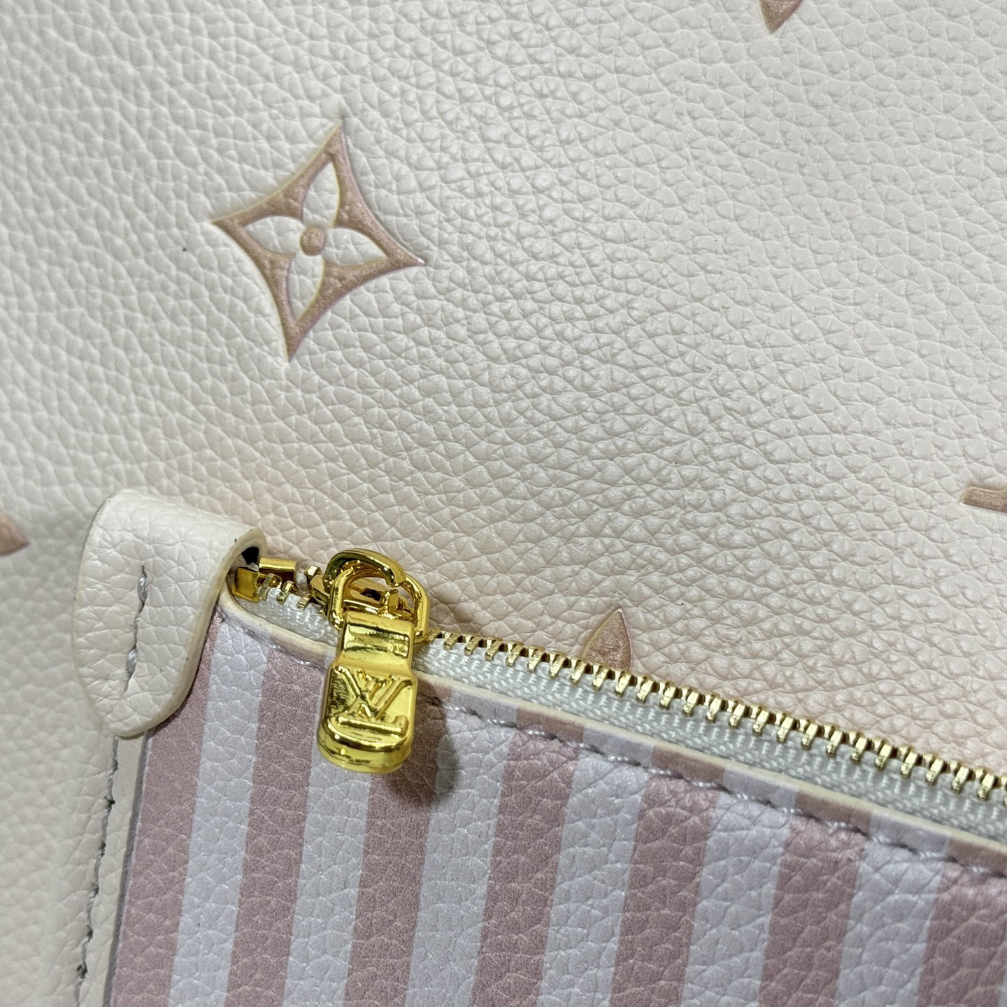 LV Designer Bagss Luxury Bag Classic Handbag The Its Ample Interior Can Accommodate Printed Laptops And Other Office Supplies Fashion Bag High Quality Leather Bag