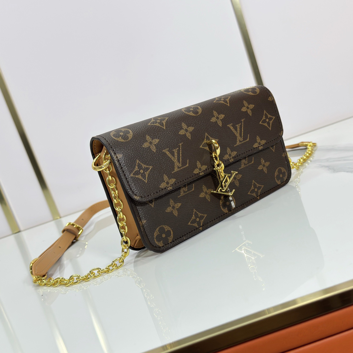 LV High Quality Women Shoulder Bags Luxury Commuter Chain Card Bag Cover Head With Original Lv Letter Hardware Comes With Chain Shoulder Strap Can Be Shouldered Or Crossed Chain Overlapping Can Also Underarm Back Female Hand Bag