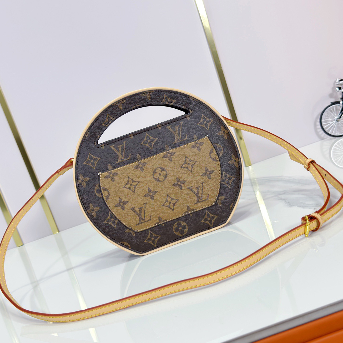 LV High Quality Women Shoulder Bags Luxuries Handbag Is Made Of Monogram Coated Canvas With An Integrated Handle To Create A Simple And Elegant Appearance Female Hand Bag