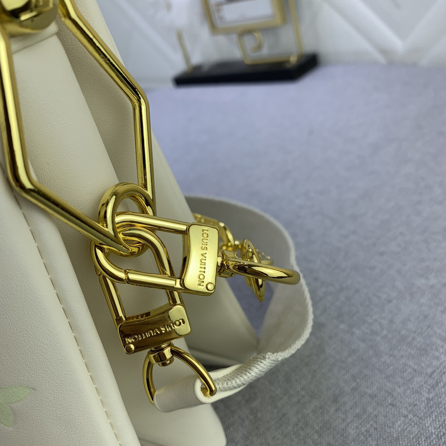 LV High Quality Women Shoulder Bags Luxuries Handbag Monogram Embossed Fluffy Sheepskin Creates A Pillow Configuration Can Be Slung Diagonally With Shoulder Straps Or Carried Under The Armpit With Female Hand Bag