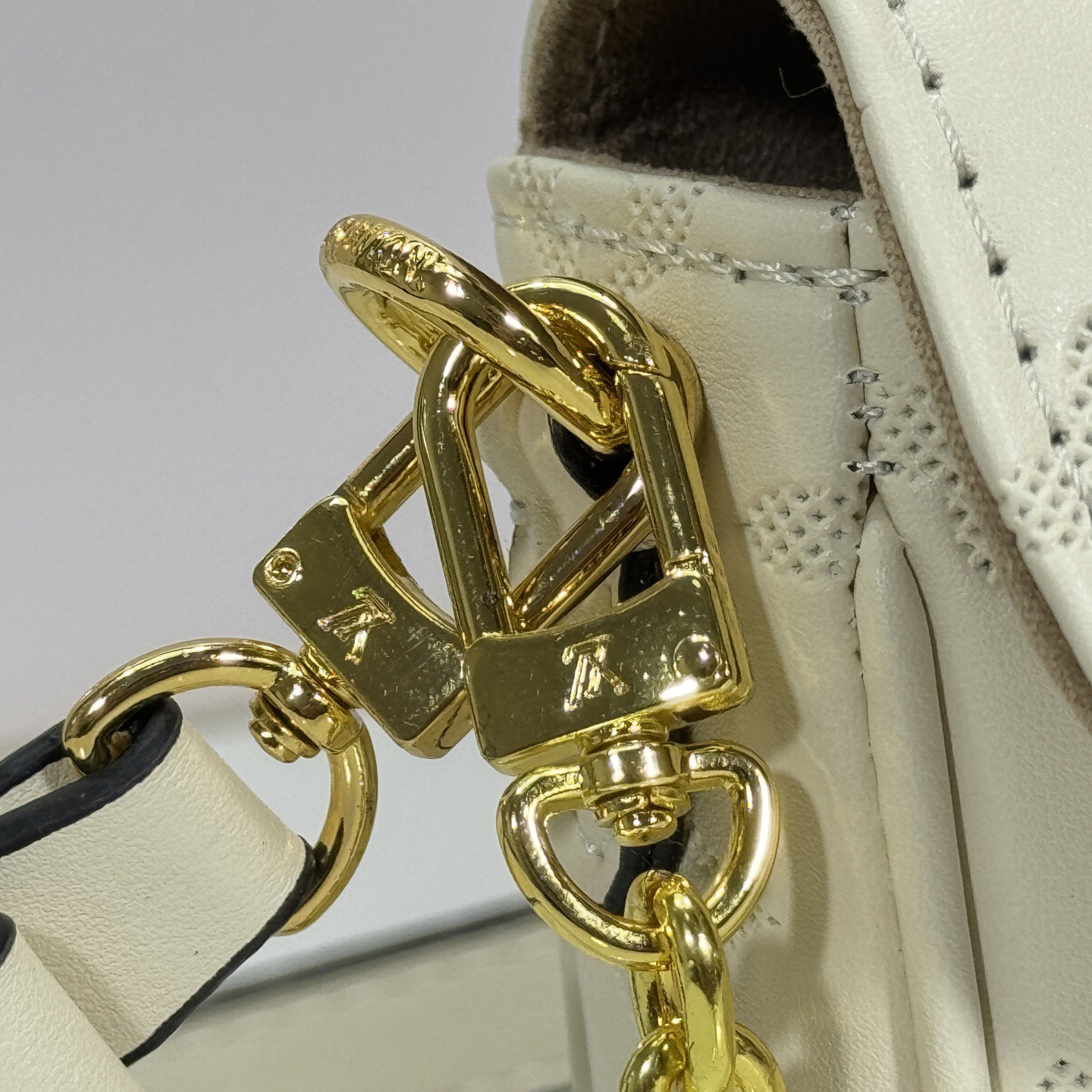 LV High Quality Women Shoulder Bags Luxuries Handbag Leather Surface Embossed With Large Monogram Pattern. Detachable And Adjustable Leather Shoulder Straps Allowing For Easy Switching Between Handheld, Shoulder Back And Crossbody Female Hand Bag