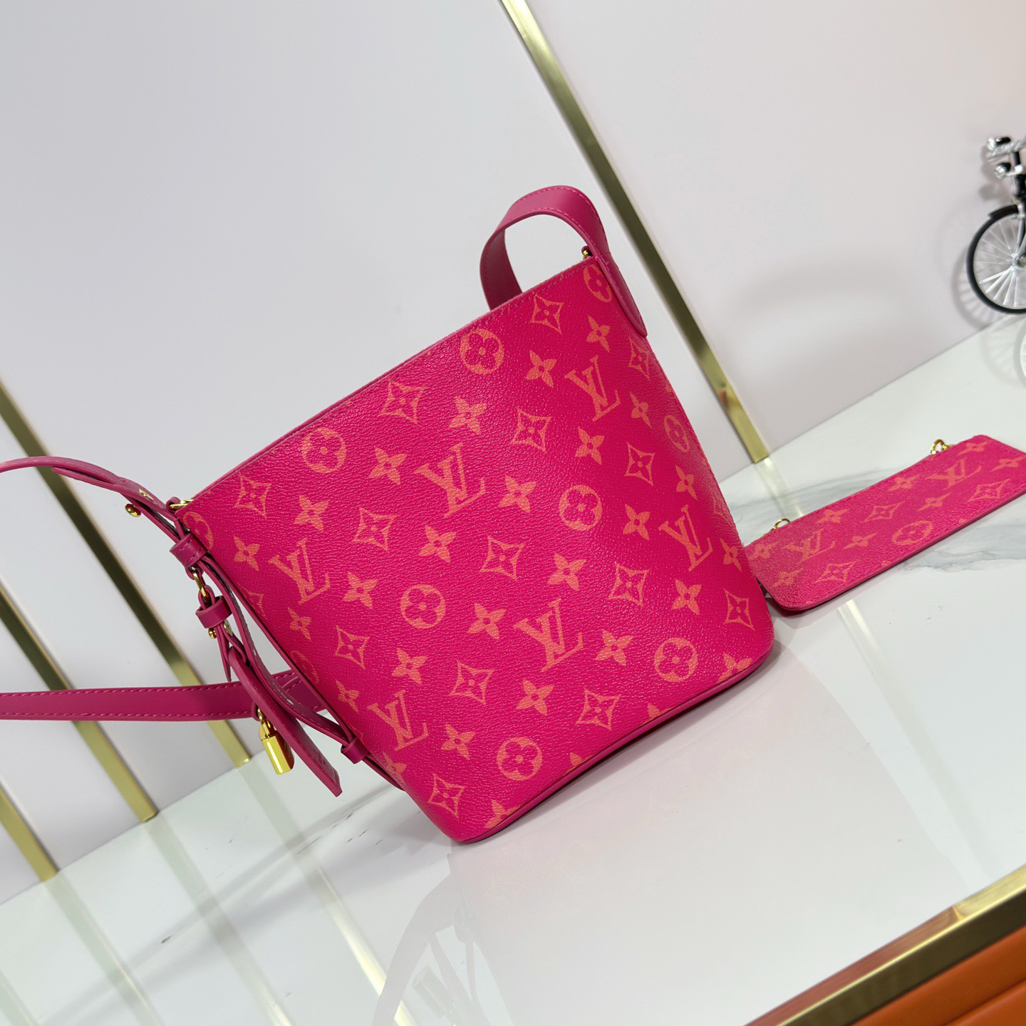 LV High Quality Women Shoulder Bags Handbag With Cowhide Leather And Shiny Metal Adjustable Shoulder Straps Continuing The Brand's Box Making Heritage Leather Shoulder Straps Add Crossbody And Shoulder Back Options Luxury Female Hand Bag