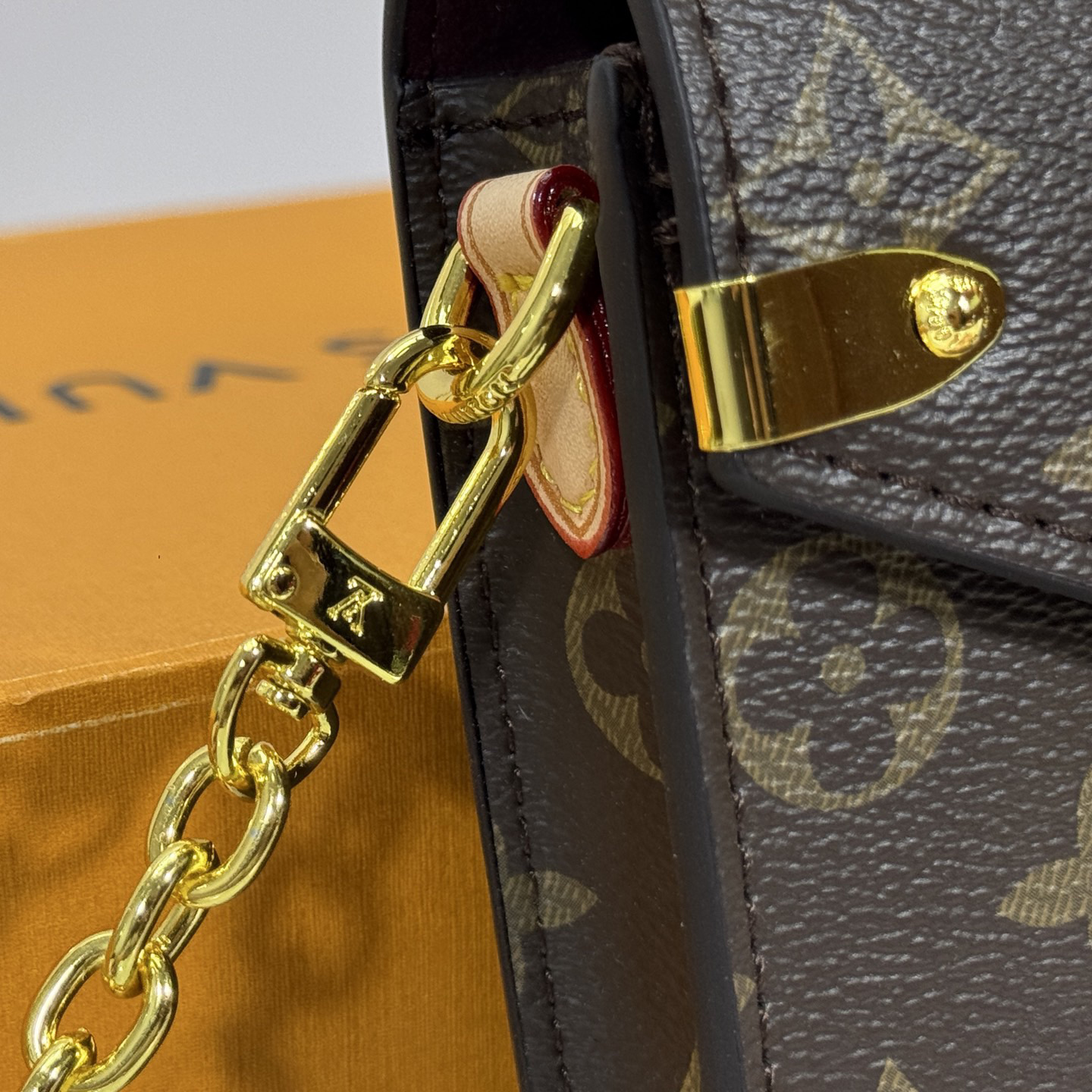 LV High Quality Women Shoulder Bags Luxuries Phone Bag Is Made Of A Piece Of Monogram Canvas Cut Into A Neat Configuration And Tied With A Detachable Chain Instantly Freeing Hands Female Hand Bag