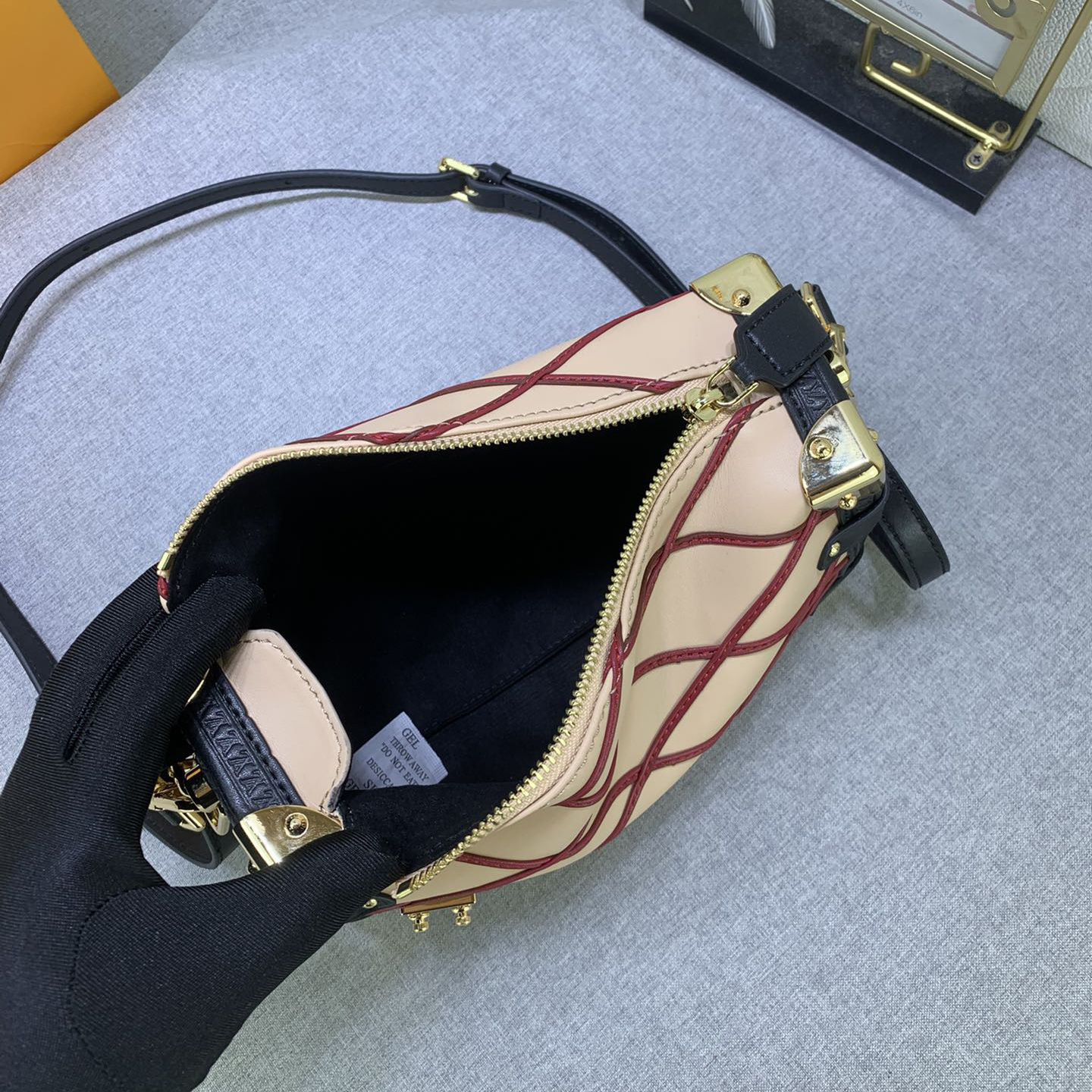 LV High Quality Women Shoulder Bags Luxury Handbag Is Made Of Soft Sheepskin Leather With Contrasting Stitching S-Lock Buckle And Reinforced Corners In A Hard Box Style The Leather Handle And Shoulder Strap Are Both Detachable Female Hand Bag