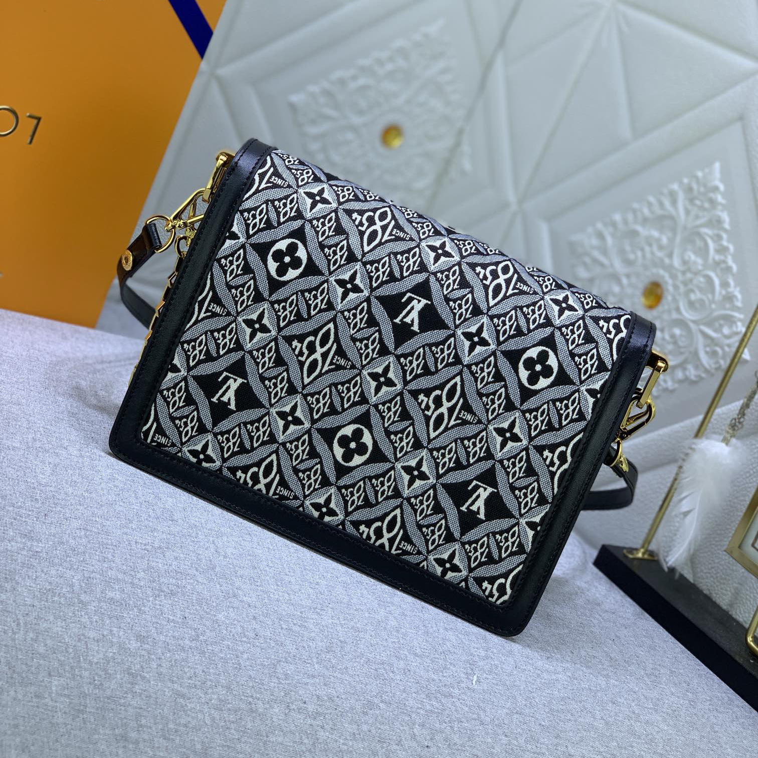 LV High Quality Women Shoulder Bags Luxuries Handbag Is Made Of Brand New Jacquard Fabric Inner Compartment And Detachable Shoulder Straps For Easy Carrying Of Female Hand Bags On Daily Occasions