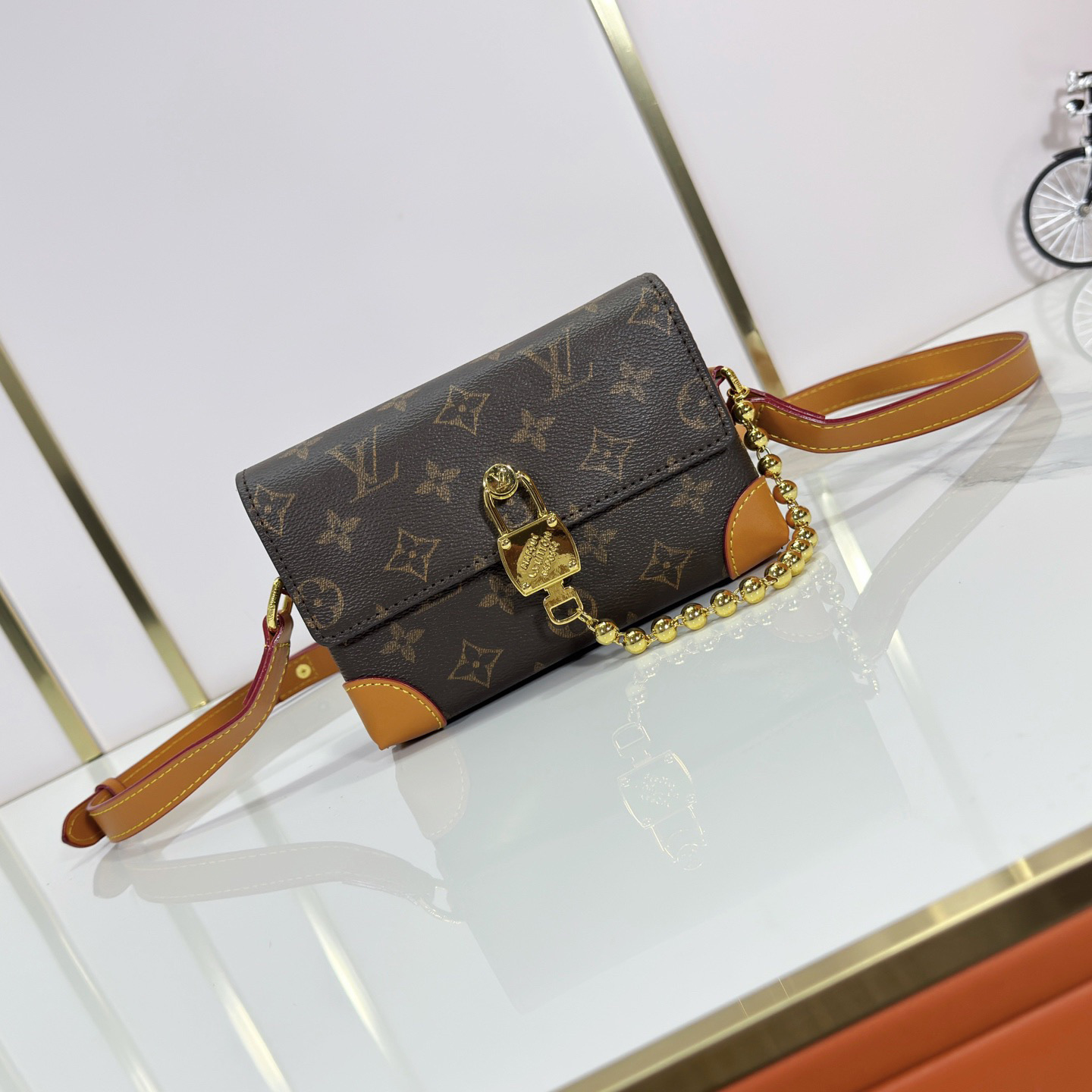 LV High Quality Women Shoulder Bags Luxury Mini Handbag Is Made Of Monogram Canvas Paired With Distressed Cowhide Trim And Eye-Catching Metal Pieces. The Adjustable Shoulder Strap Enables Shoulder And Crossbody Female Hand Bag